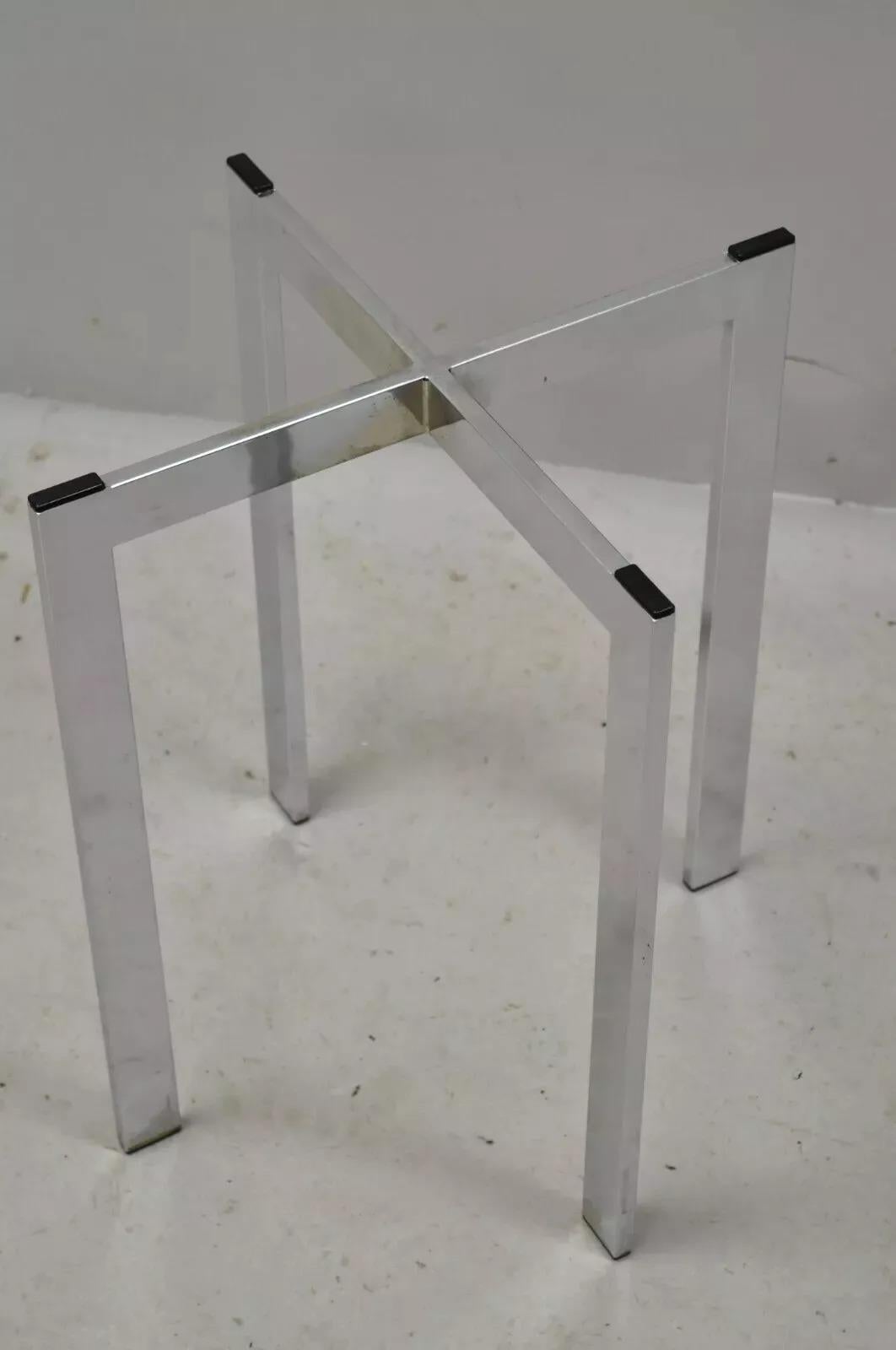 Beistelltisch aus Chrom mit X-Rahmen aus Rauchglas im Barcelona-Stil aus der Mitte des 20. Jahrhunderts im Zustand „Gut“ im Angebot in Philadelphia, PA
