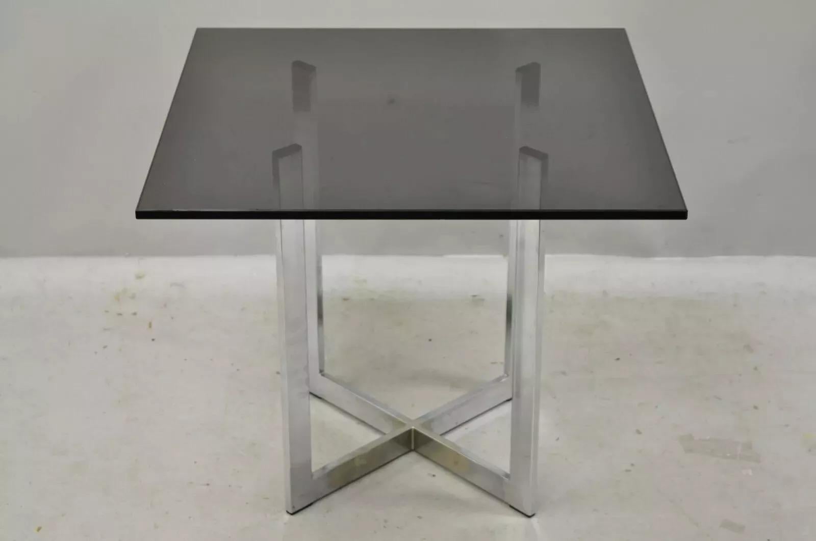 Beistelltisch aus Chrom mit X-Rahmen aus Rauchglas im Barcelona-Stil aus der Mitte des 20. Jahrhunderts (Glas) im Angebot