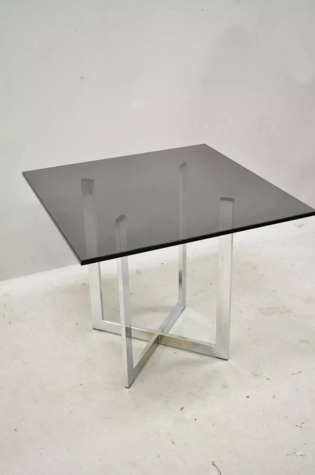 Beistelltisch aus Chrom mit X-Rahmen aus Rauchglas im Barcelona-Stil aus der Mitte des 20. Jahrhunderts im Angebot 1
