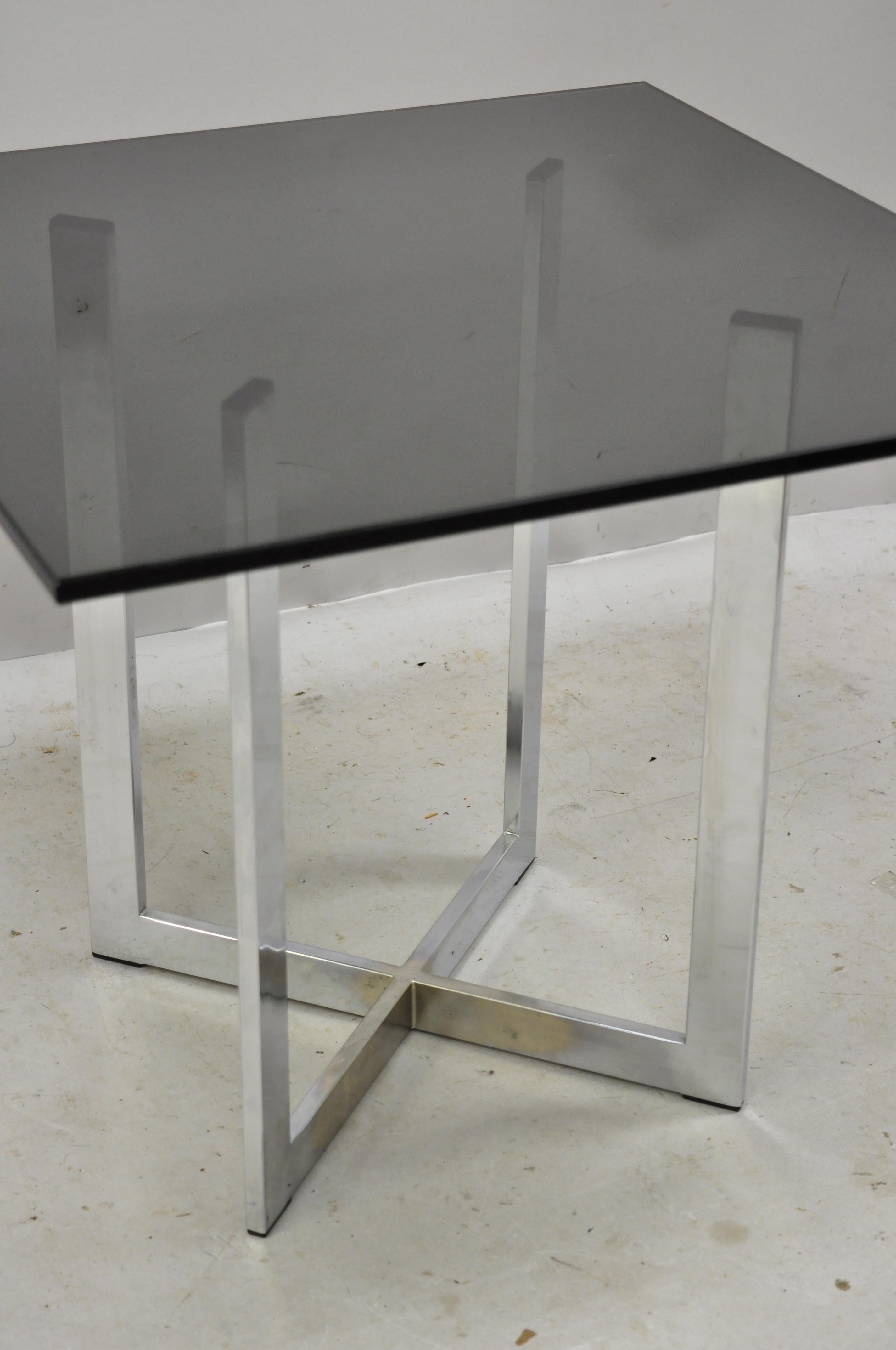 Table d'extrémité d'appoint de style Barcelone du milieu du 20e siècle avec cadre en chrome et verre fumé 1