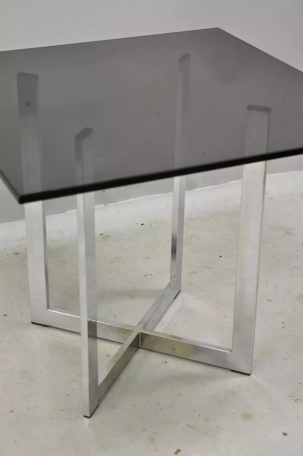Beistelltisch aus Chrom mit X-Rahmen aus Rauchglas im Barcelona-Stil aus der Mitte des 20. Jahrhunderts im Angebot 2