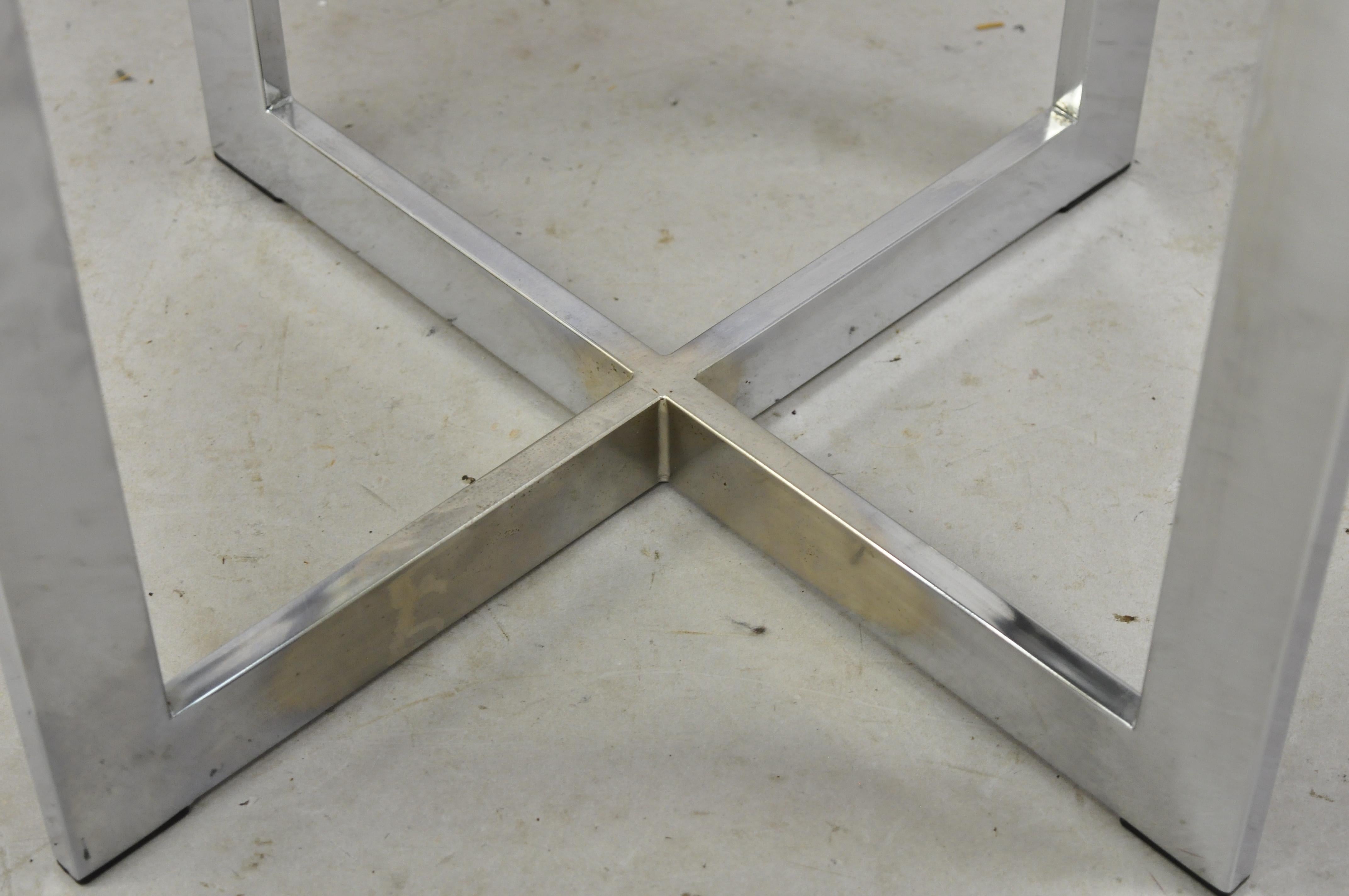 Table d'extrémité d'appoint de style Barcelone du milieu du 20e siècle avec cadre en chrome et verre fumé 2
