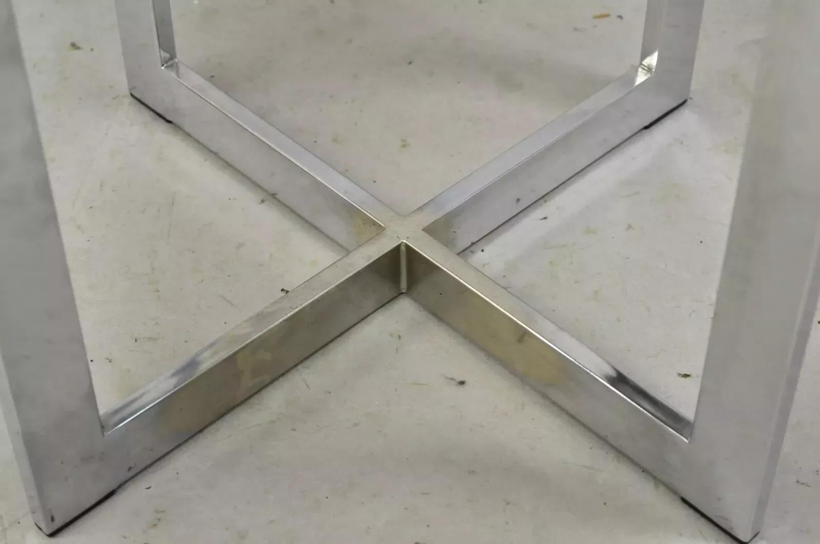 Beistelltisch aus Chrom mit X-Rahmen aus Rauchglas im Barcelona-Stil aus der Mitte des 20. Jahrhunderts im Angebot 3