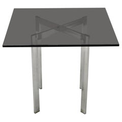 Table d'extrémité d'appoint de style Barcelone du milieu du 20e siècle avec cadre en chrome et verre fumé