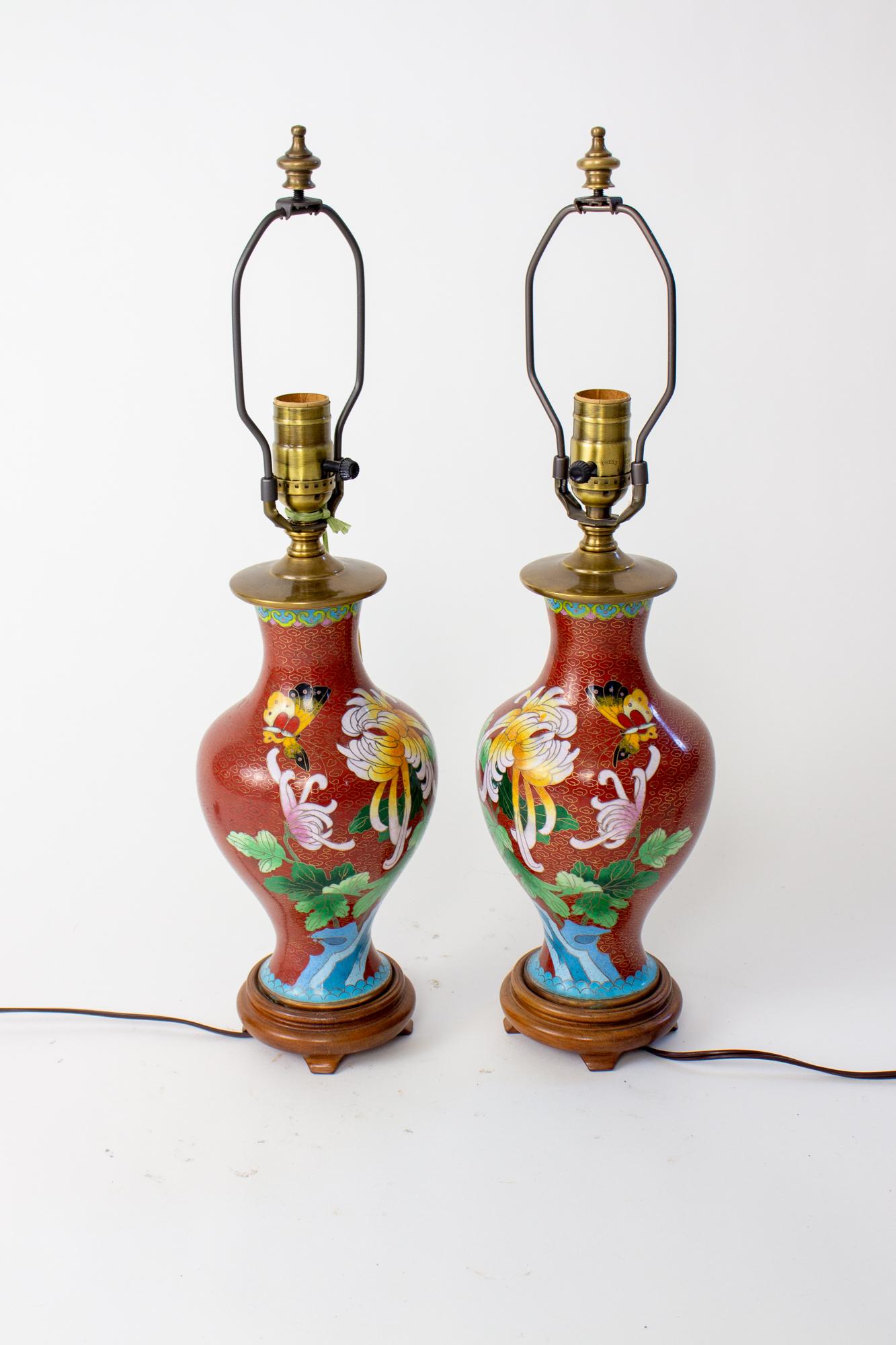 Exportation chinoise Paire de lampes de table en cloisonné au chrysanthème du milieu du 20e siècle en vente