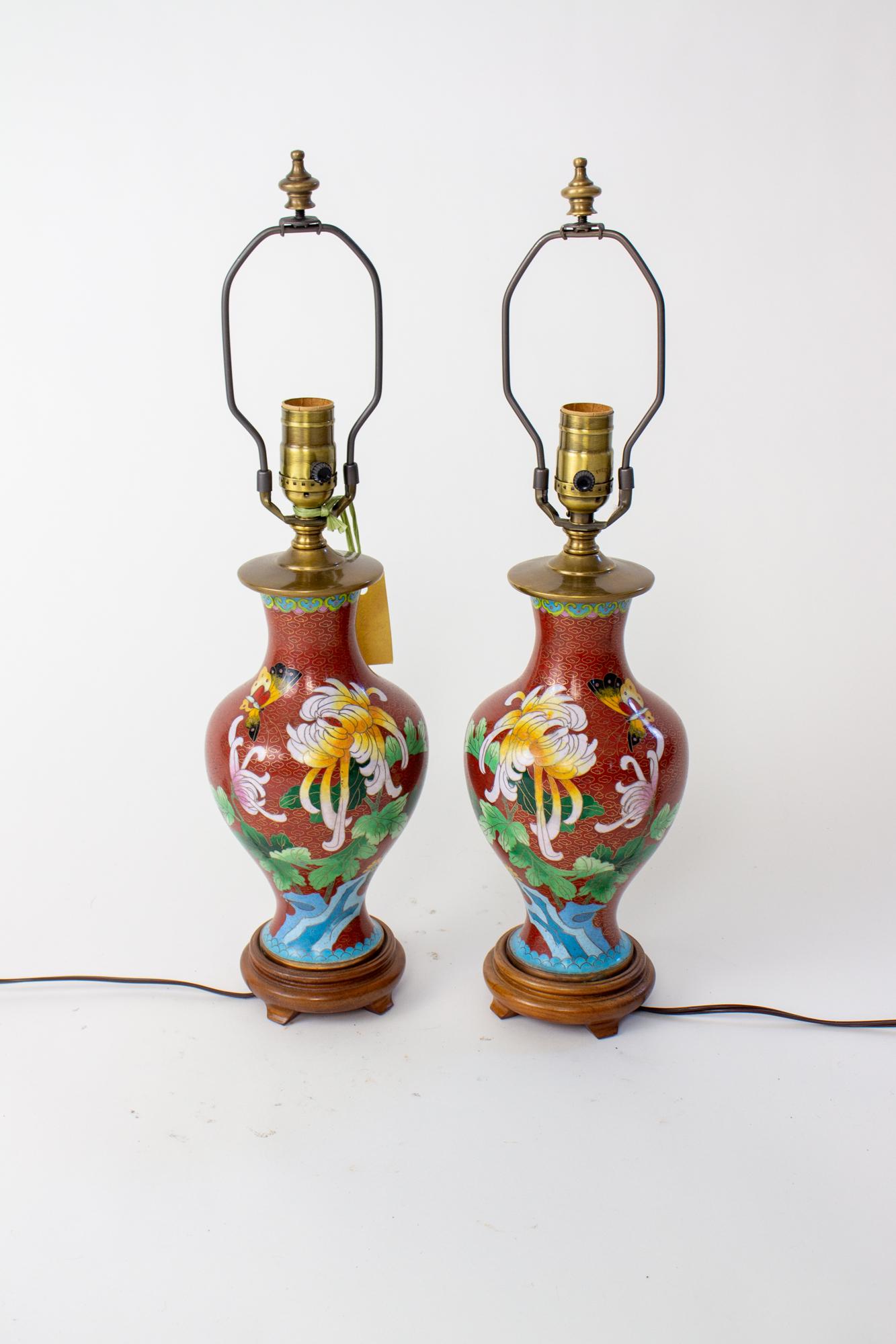 Chinois Paire de lampes de table en cloisonné au chrysanthème du milieu du 20e siècle en vente