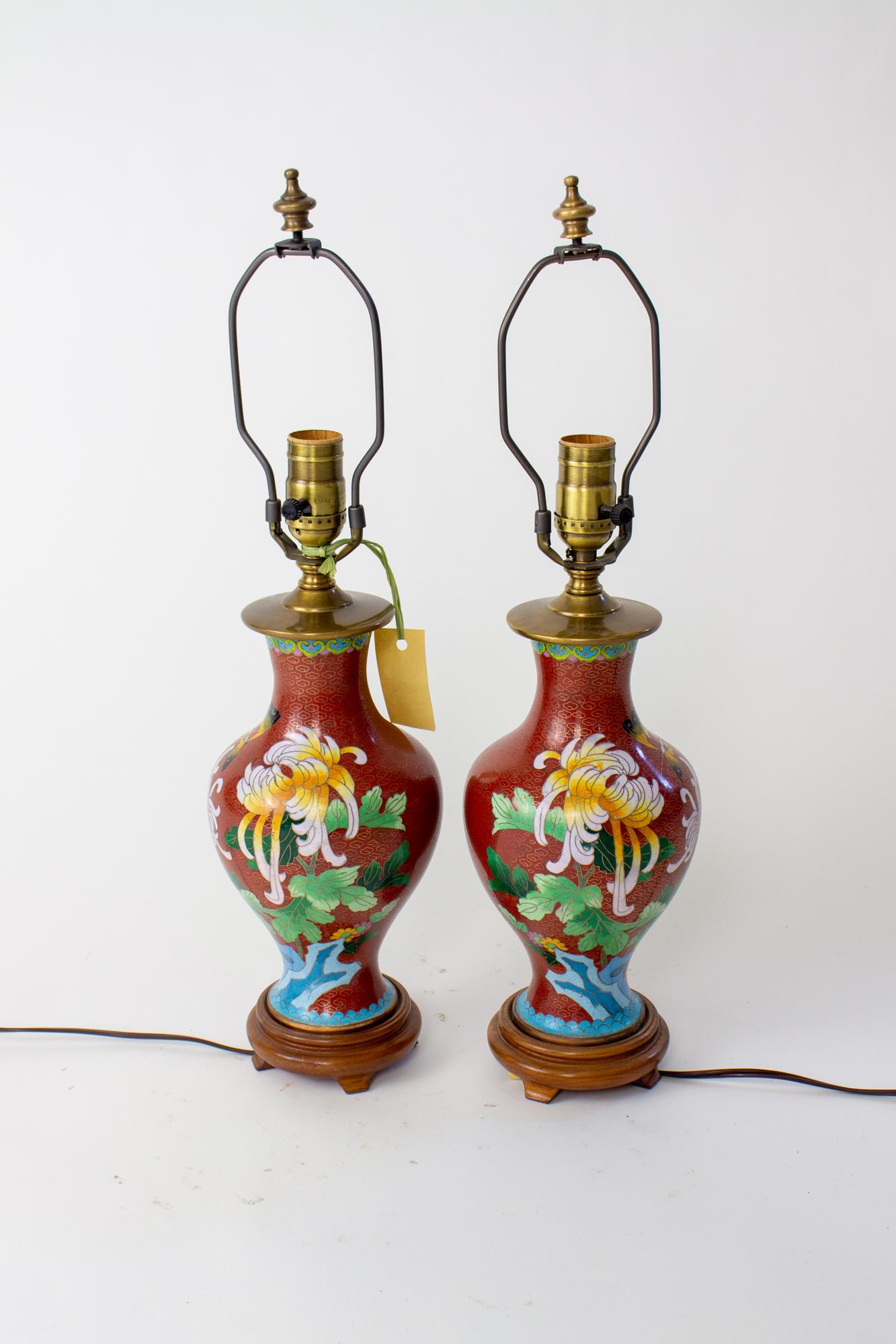Cloisonné Paire de lampes de table en cloisonné au chrysanthème du milieu du 20e siècle en vente