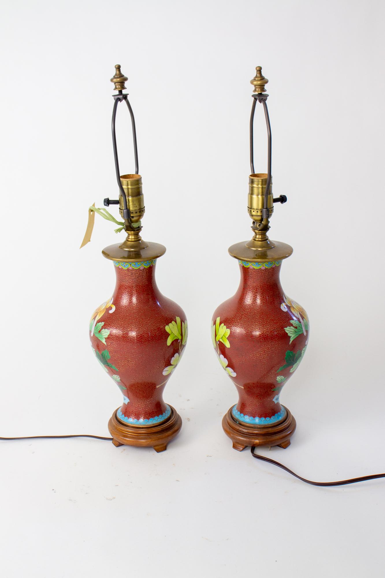Paire de lampes de table en cloisonné au chrysanthème du milieu du 20e siècle Excellent état - En vente à Canton, MA