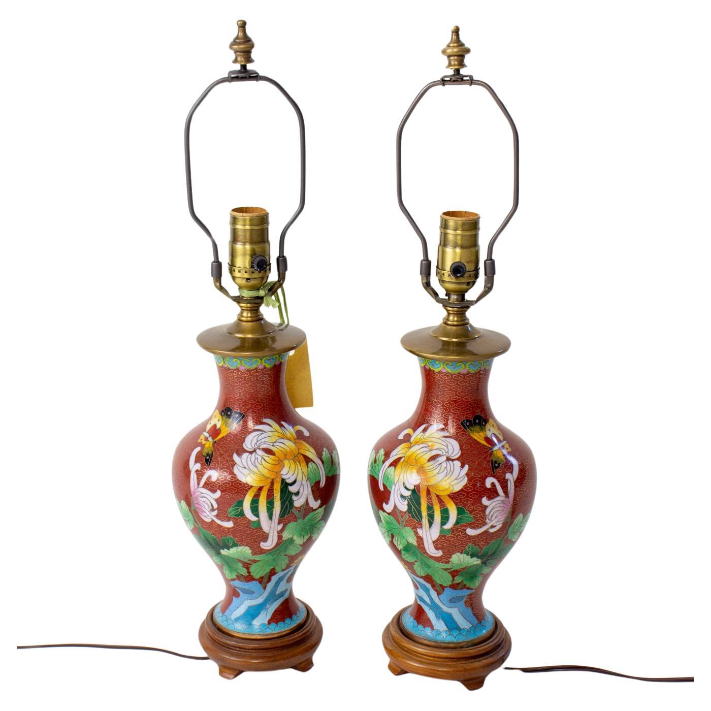 Paire de lampes de table en cloisonné au chrysanthème du milieu du 20e siècle en vente