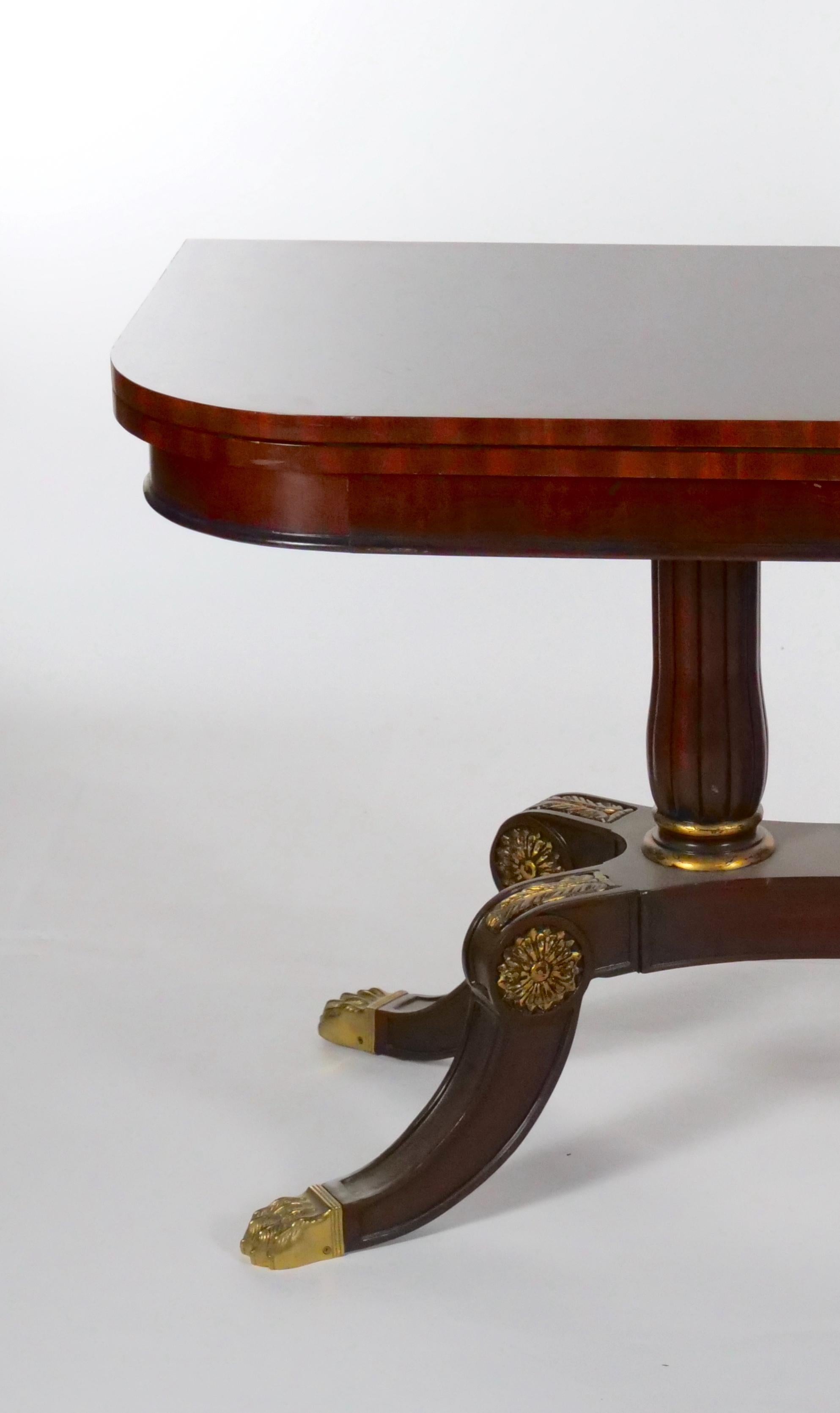 Mid-20th Century Classical Style Mahogany Breakfast Table In Good Condition For Sale In Tarry Town, NY