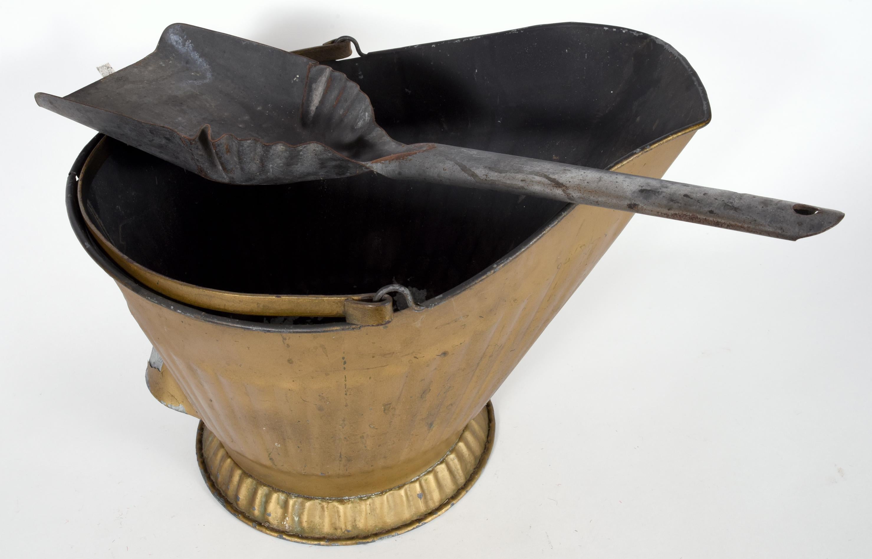 Mid-20th century coal scuttle fire place bucket with scooper. The coal scuttle bucket is in excellent vintage used condition. The bucket measure about 16 inches diameter x 12 inches high with handle down. The scooper is about 20.5 inches x 5 inches.