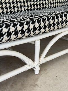 Gebogenes Rattansofa von Ficks Reed mit Hahnentritt-Polsterung aus der Mitte des 20.