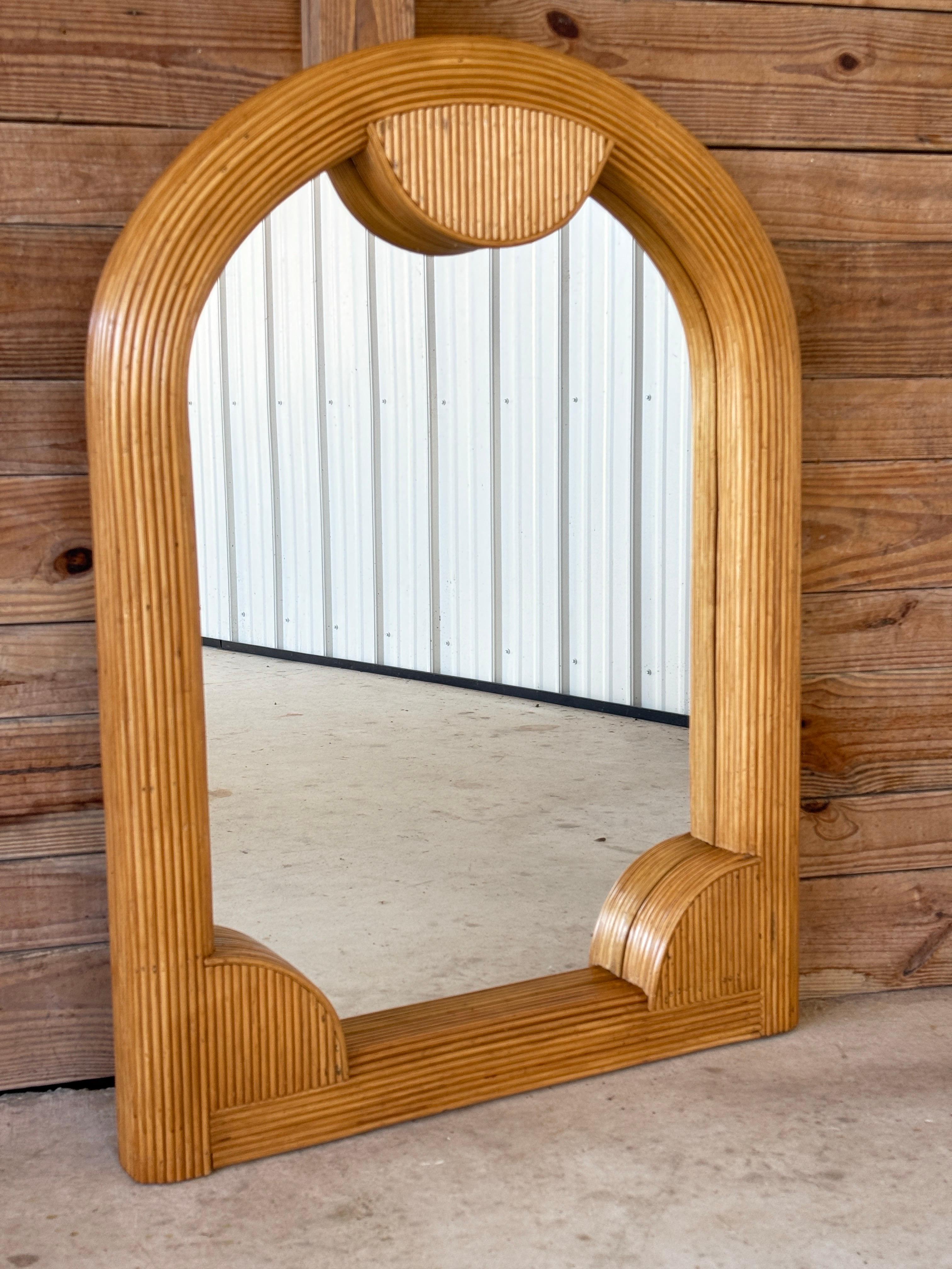 Mid-20th Century Coastal Boho Refinished Pencil Rattan Arched Wall Mirror en vente 2