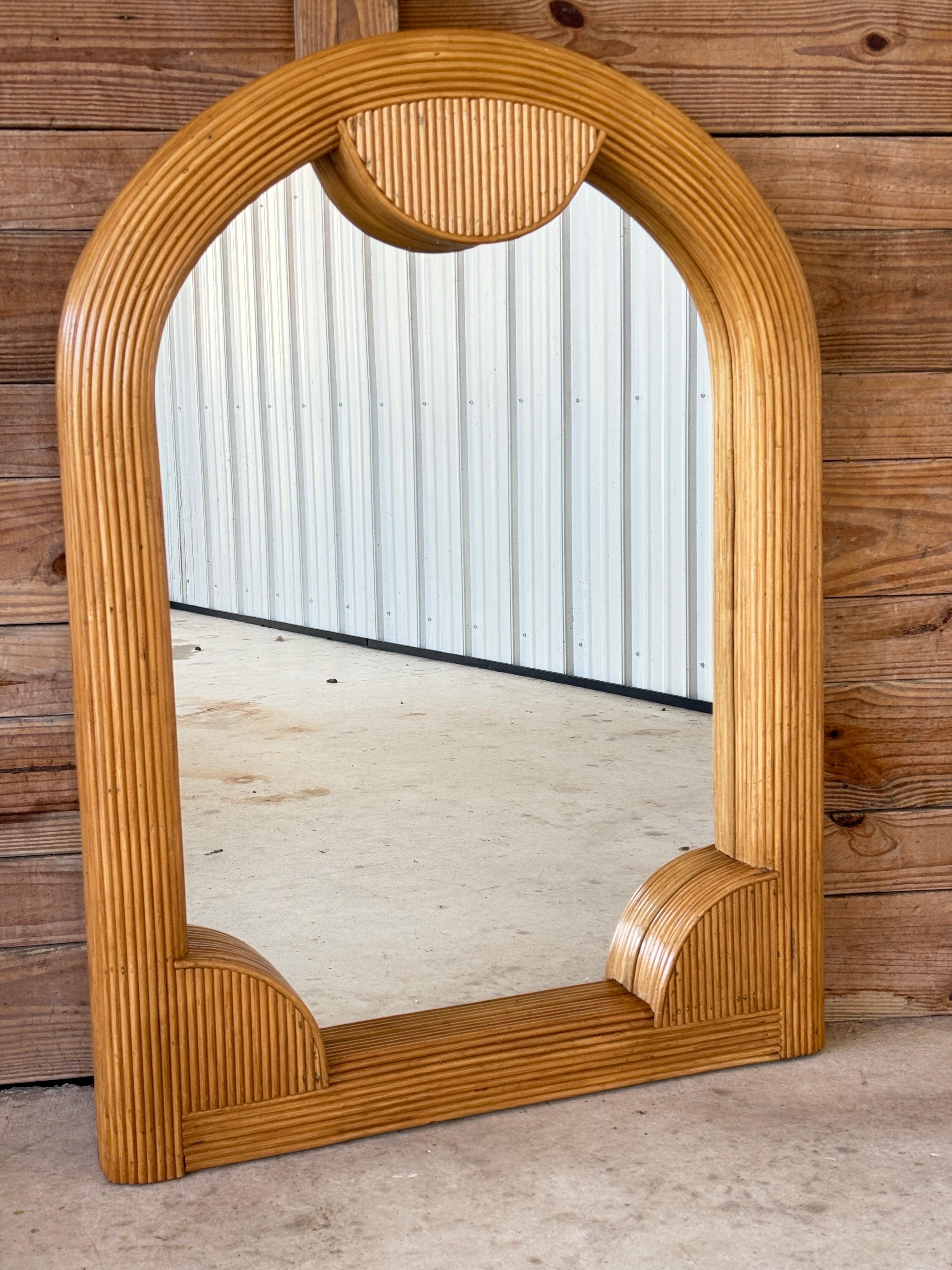 Mid-20th Century Coastal Boho Refinished Pencil Rattan Arched Wall Mirror en vente 3