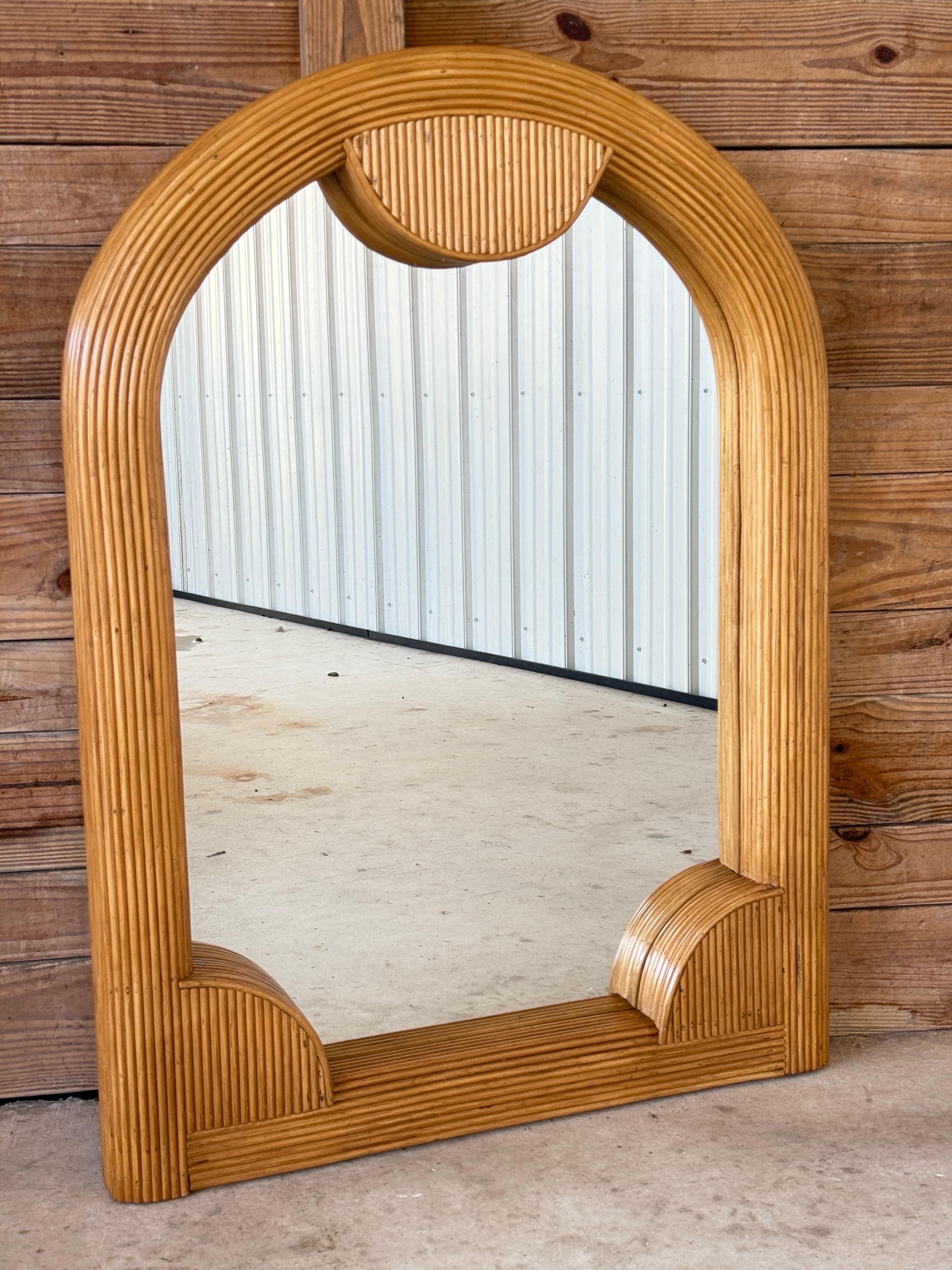 Mid-20th Century Coastal Boho Refinished Pencil Rattan Arched Wall Mirror en vente 4