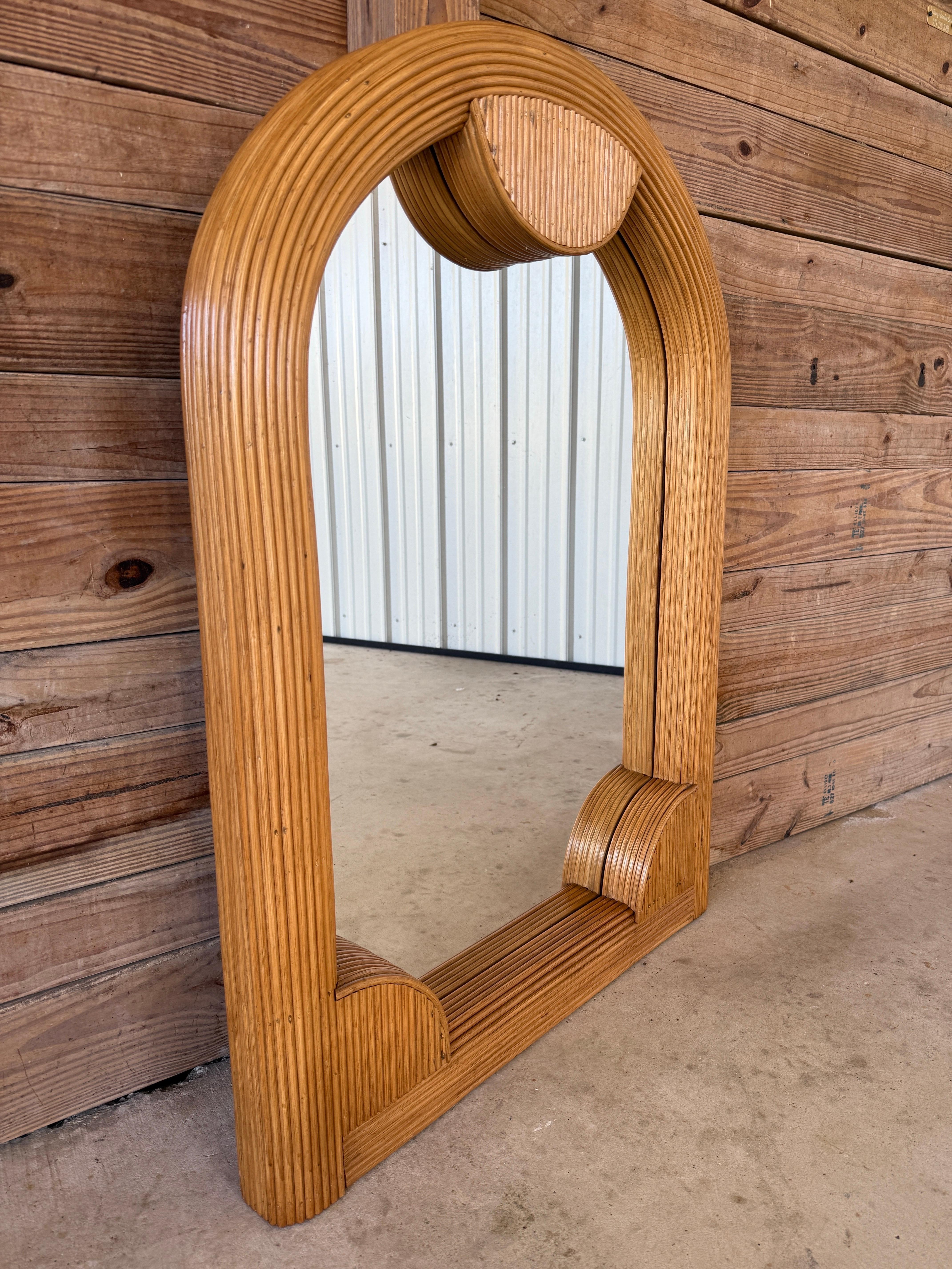 Mid-20th Century Coastal Boho Refinished Pencil Rattan Arched Wall Mirror en vente 1