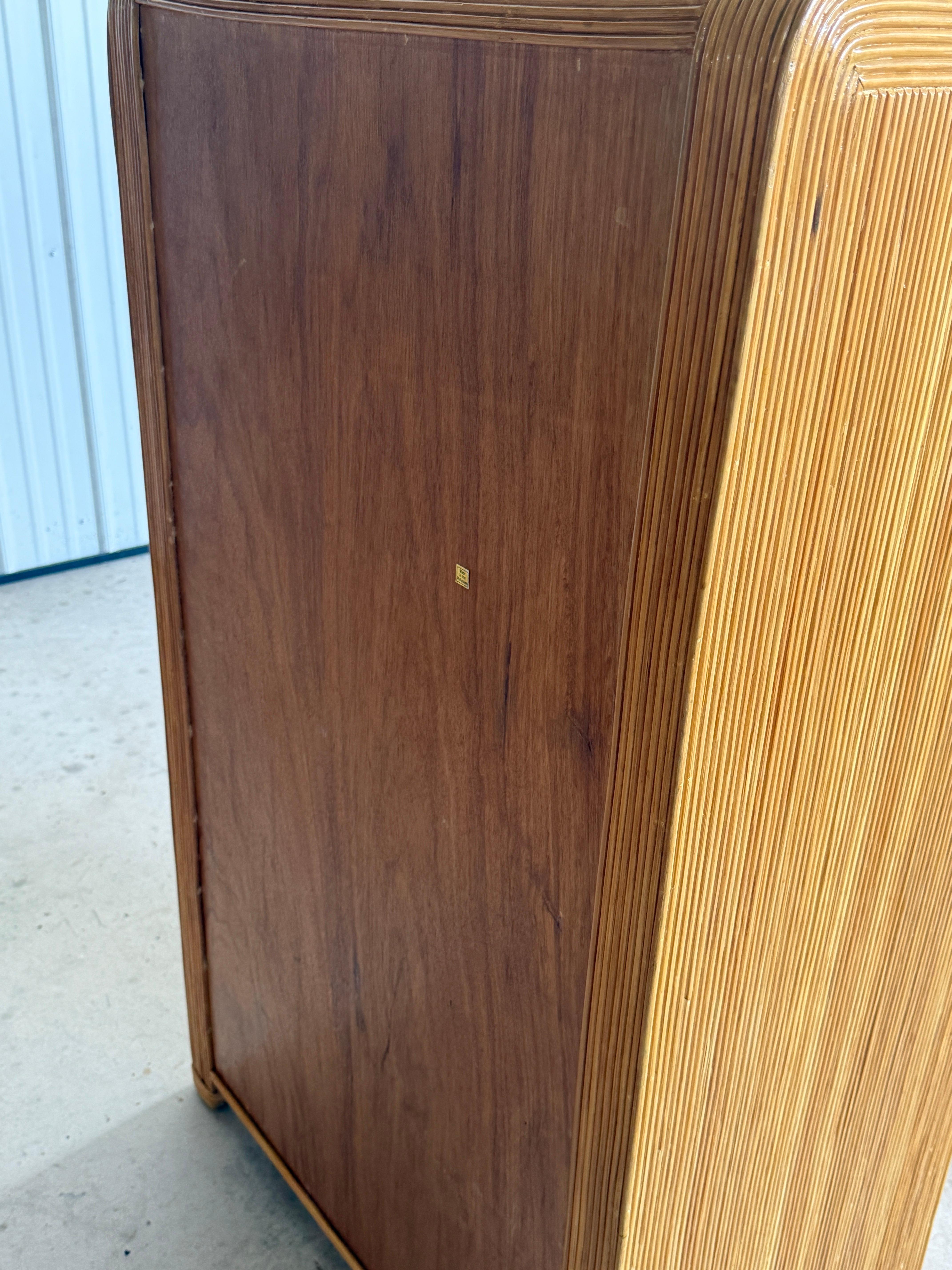 Organico moderno Cassettiera in rattan a matita della metà del 20° secolo in stile coastal boho rifinito in vendita