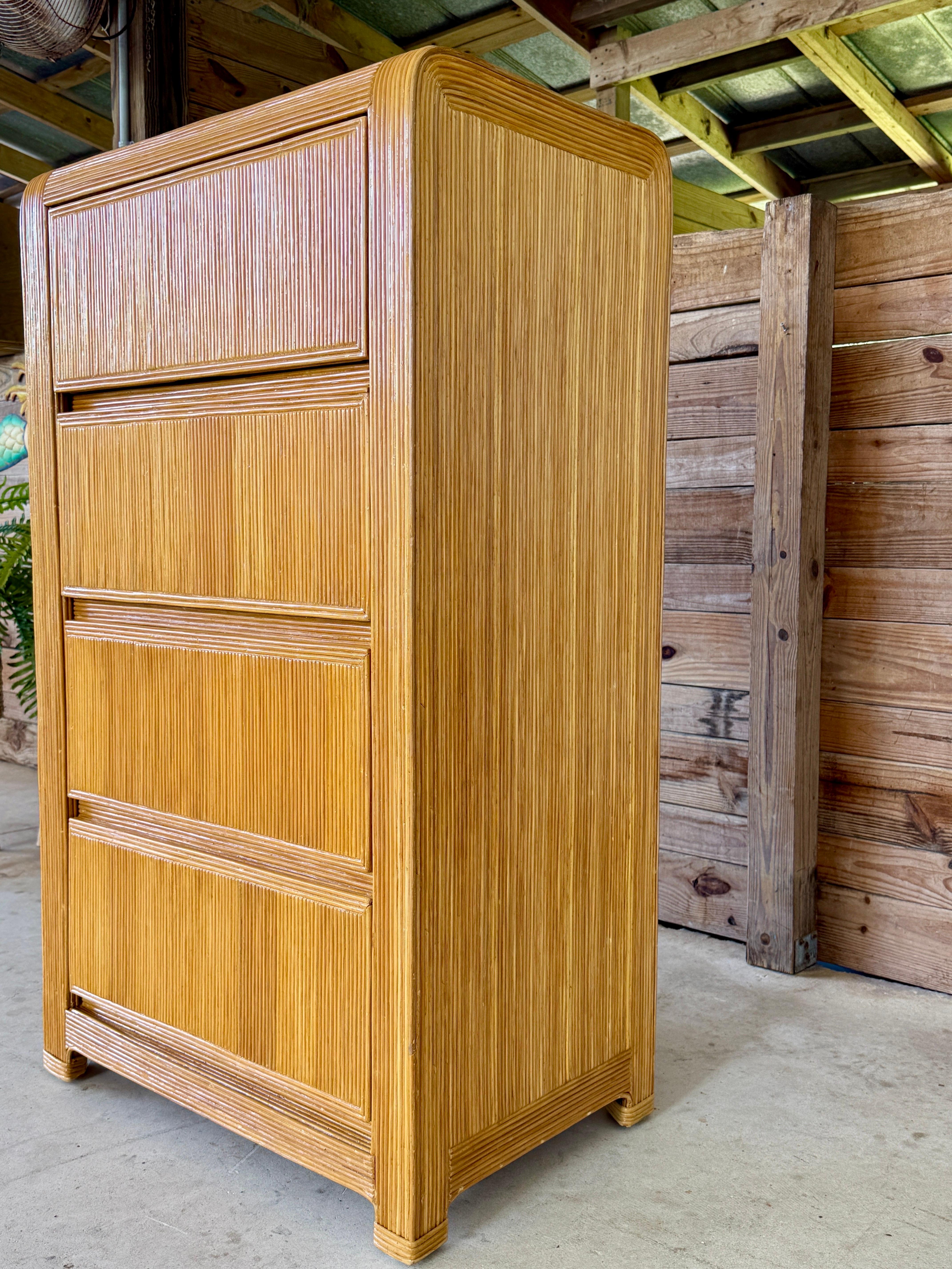 Filippino Cassettiera in rattan a matita della metà del 20° secolo in stile coastal boho rifinito in vendita