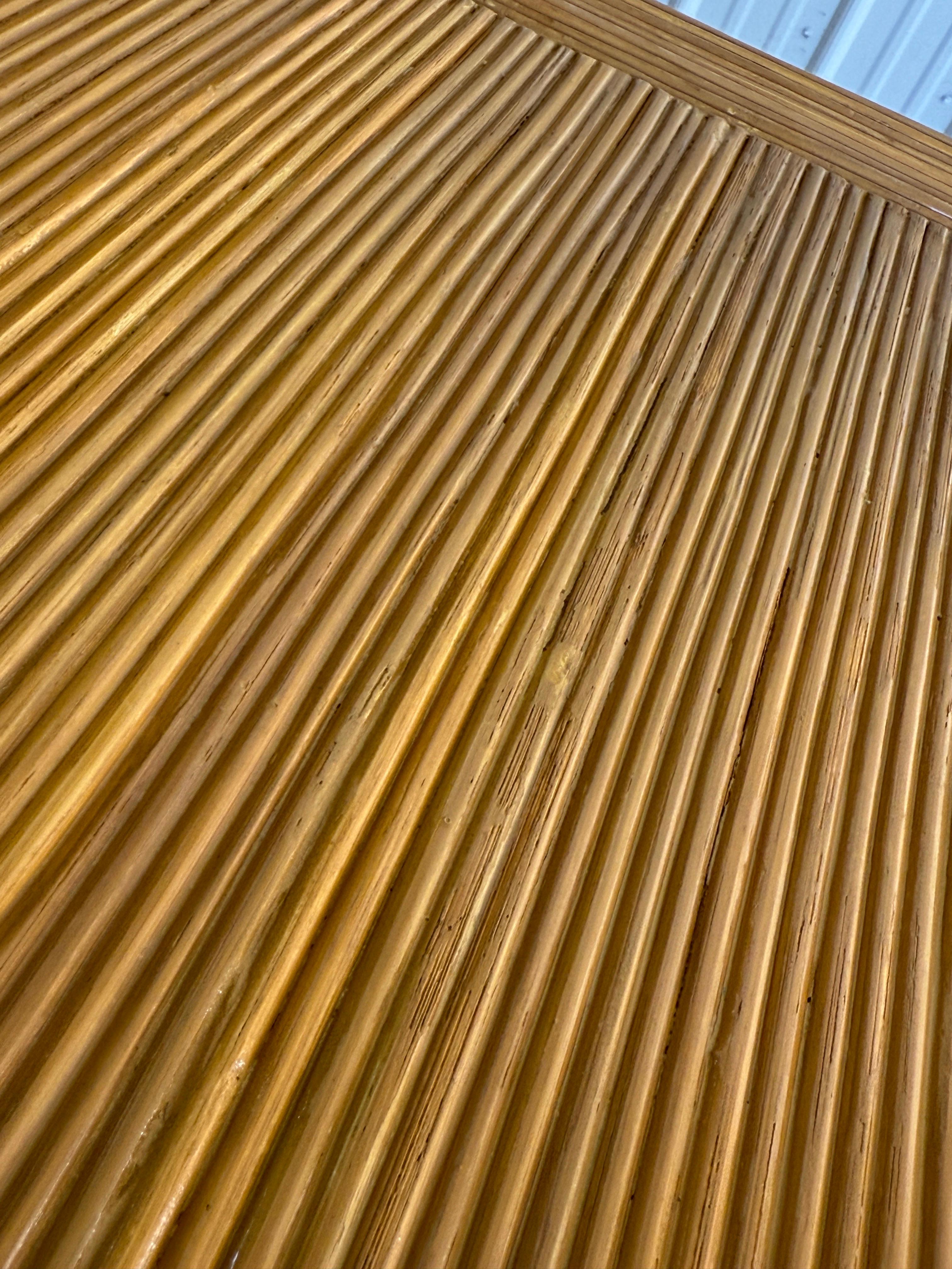 Rattan Cassettiera in rattan a matita della metà del 20° secolo in stile coastal boho rifinito in vendita