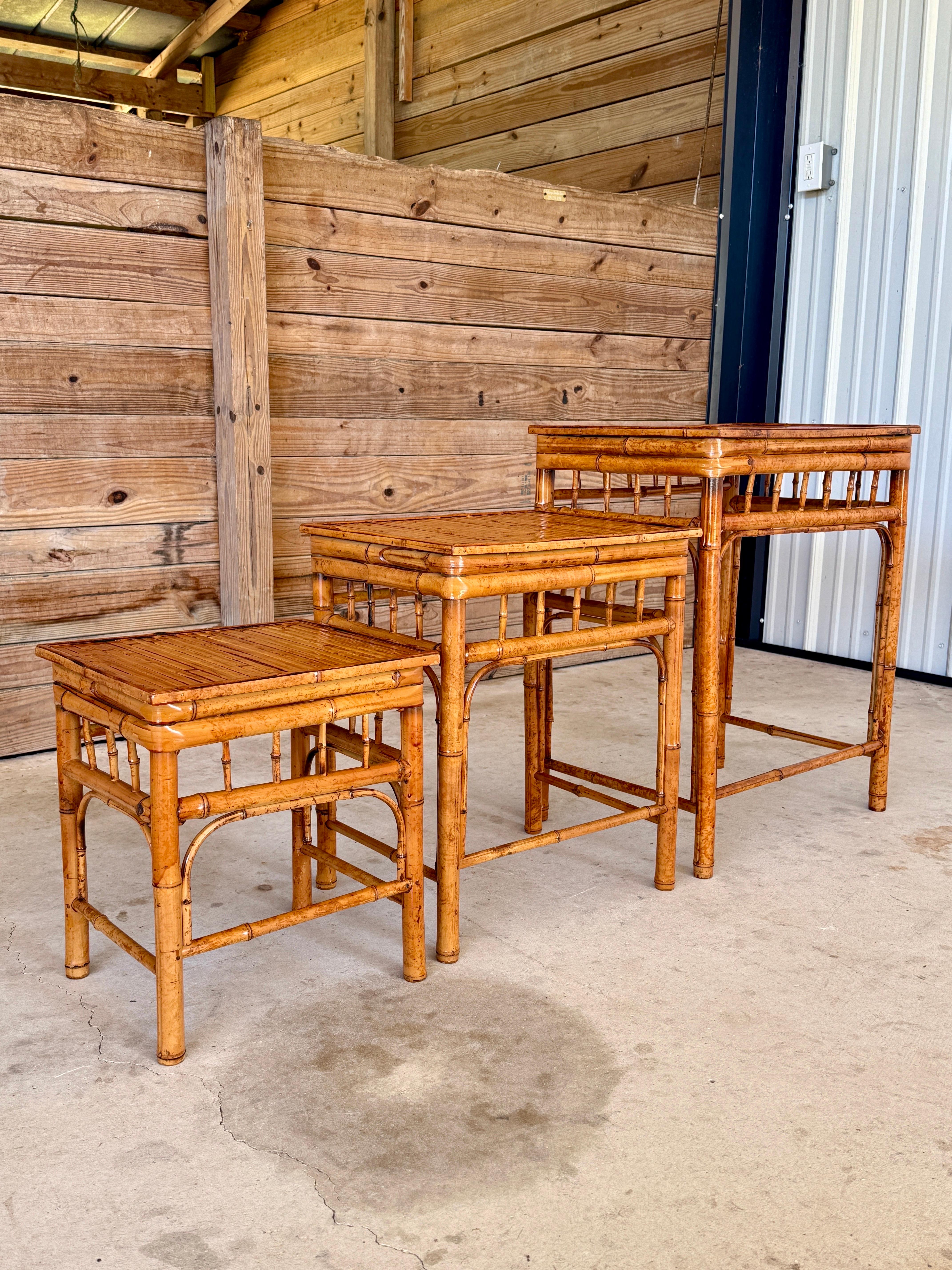 Tables empilables en bambou brûlé de style côtier du milieu du 20e siècle - jeu de trois en vente 2