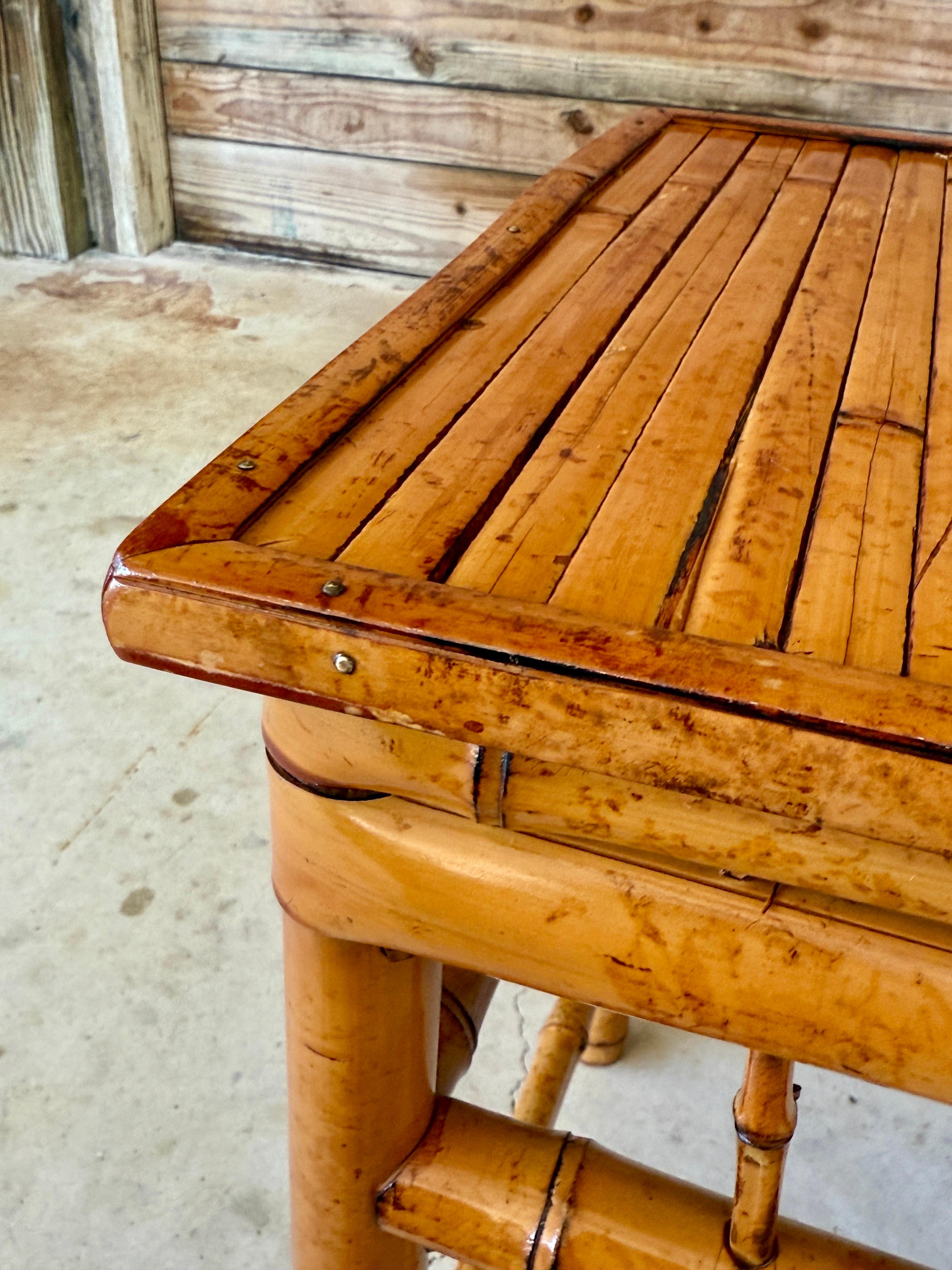 Tables empilables en bambou brûlé de style côtier du milieu du 20e siècle - jeu de trois en vente 3