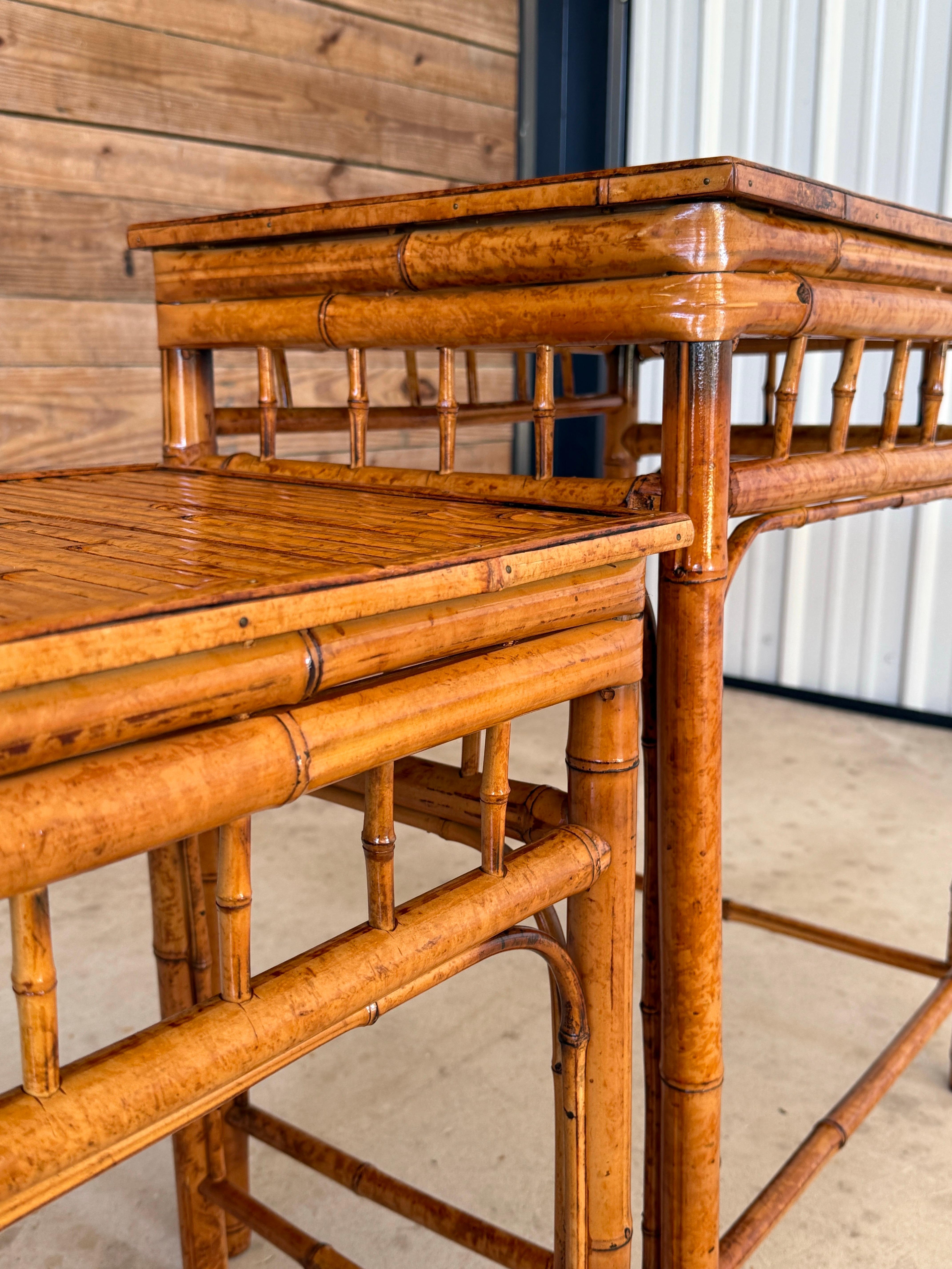 Tables empilables en bambou brûlé de style côtier du milieu du 20e siècle - jeu de trois en vente 4