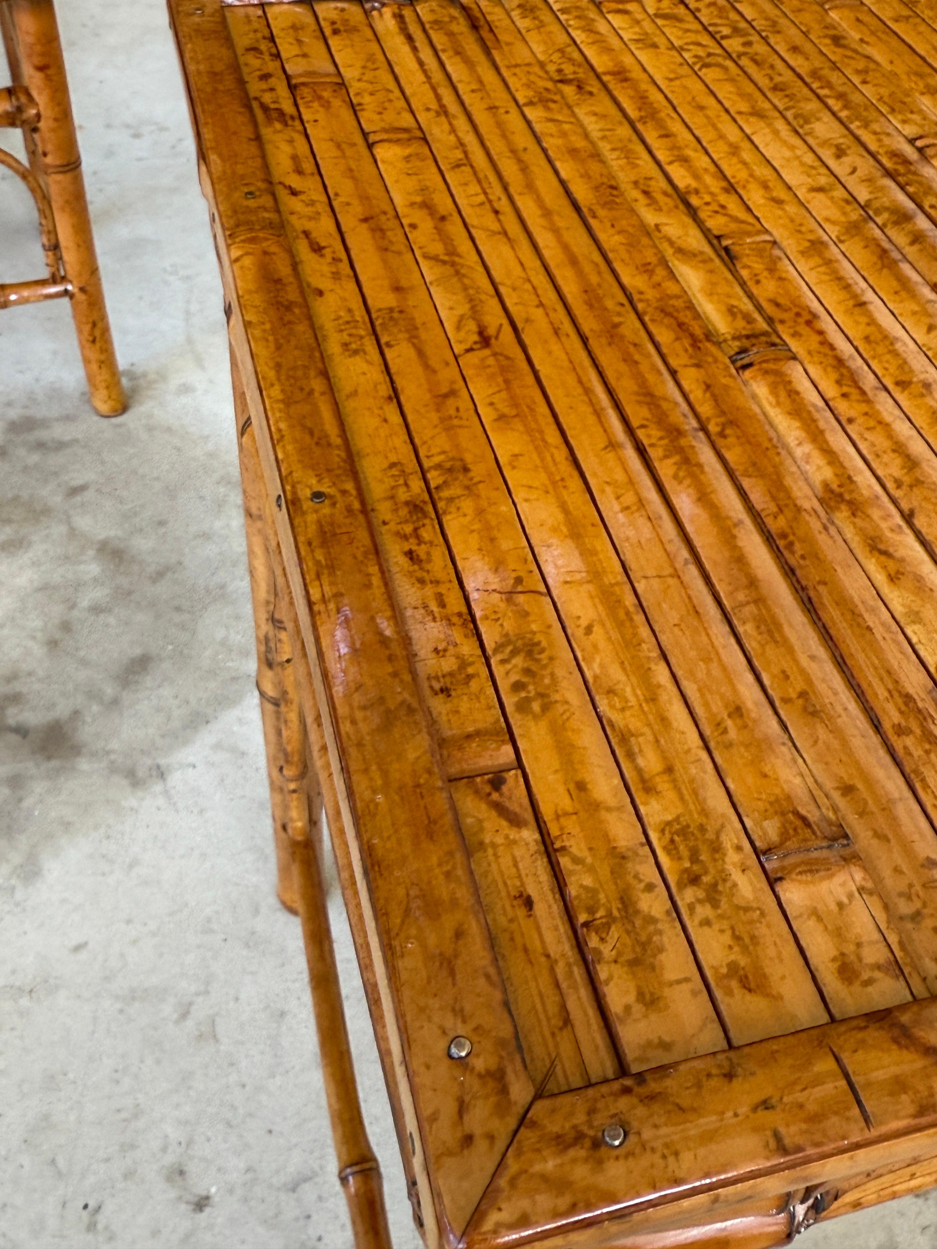 Tables empilables en bambou brûlé de style côtier du milieu du 20e siècle - jeu de trois en vente 5