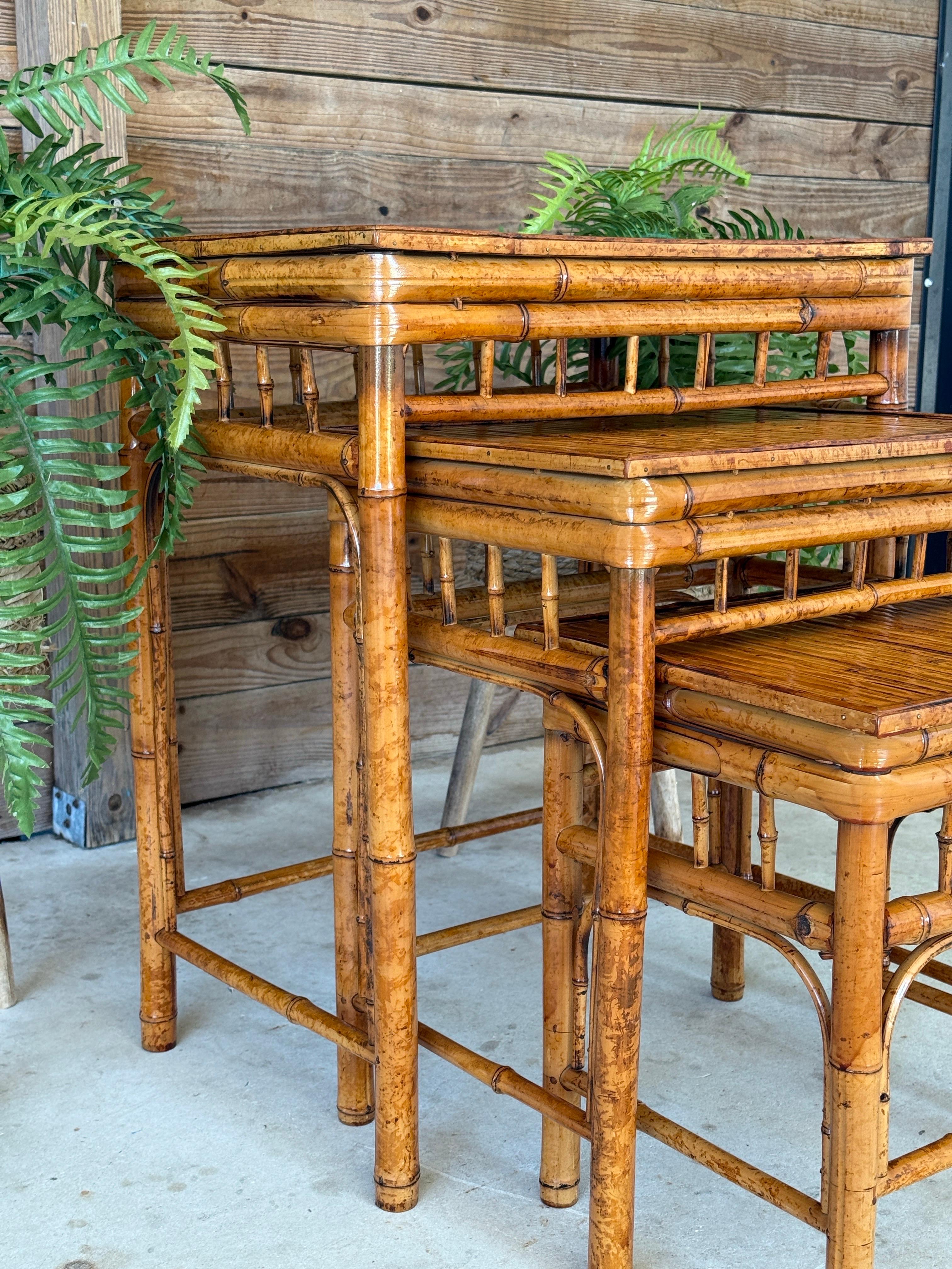 Tables empilables en bambou brûlé de style côtier du milieu du 20e siècle - jeu de trois en vente 7