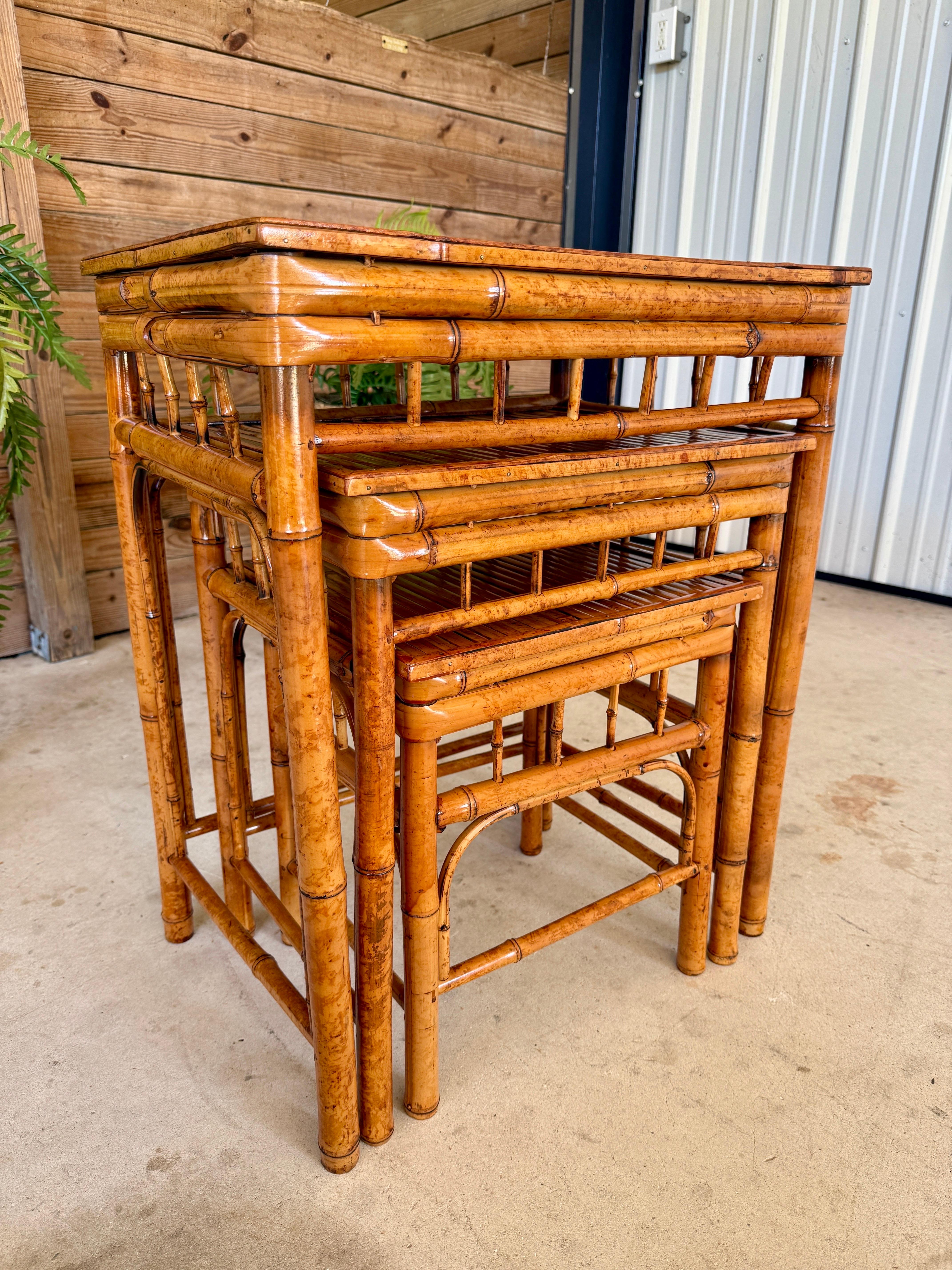 Tables empilables en bambou brûlé de style côtier du milieu du 20e siècle - jeu de trois en vente 8