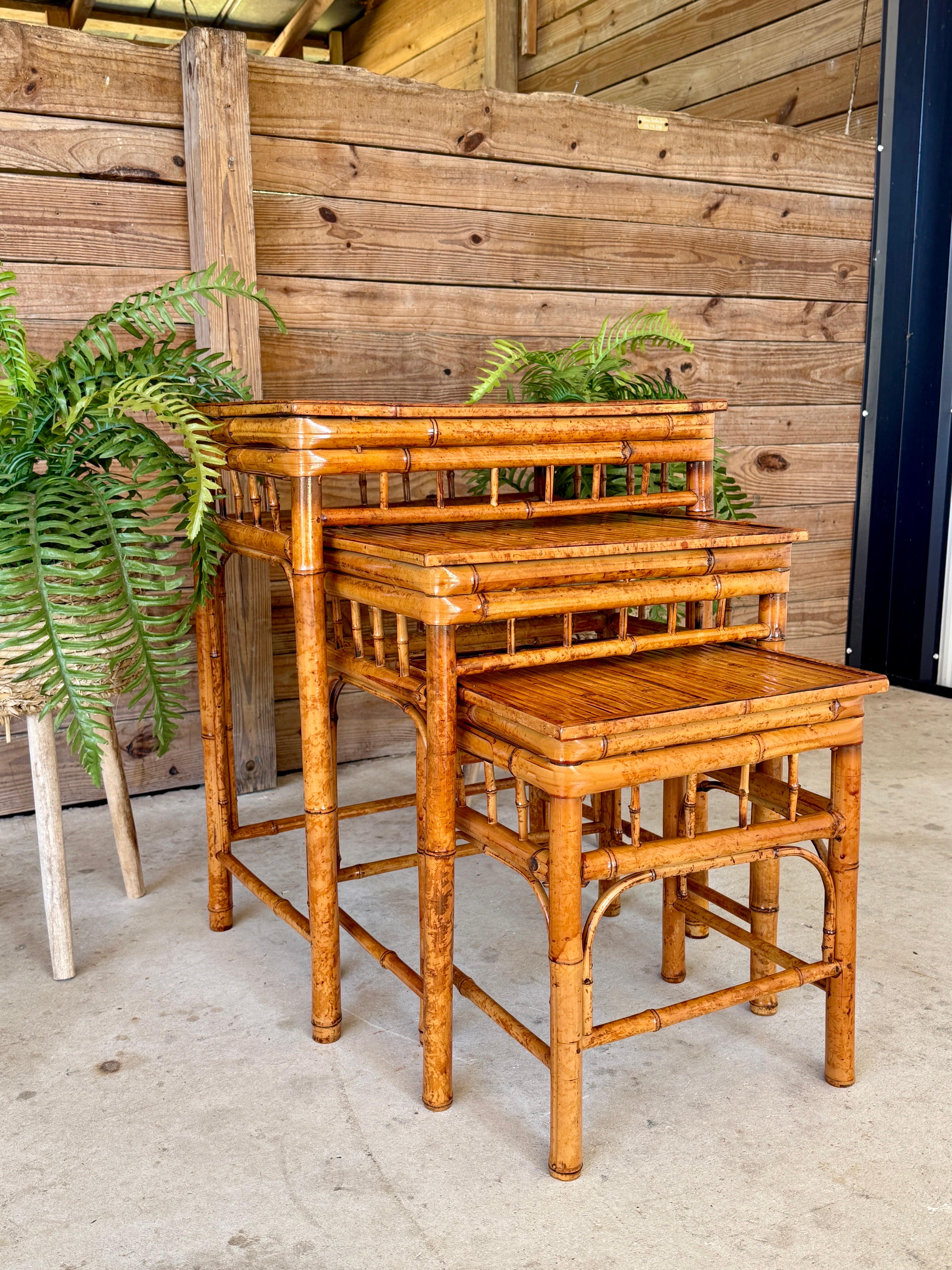 Tables empilables en bambou brûlé de style côtier du milieu du 20e siècle - jeu de trois en vente 9