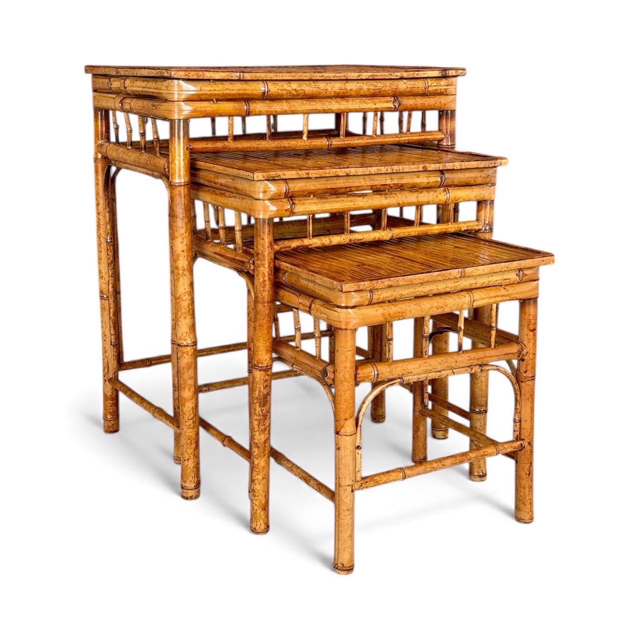 Tables empilables en bambou brûlé de style côtier du milieu du 20e siècle - jeu de trois en vente 10