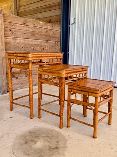 Mitte des 20. Jahrhunderts Stapeltische aus gebranntem Bambus für die Küstenregion - Satz von drei Tischen