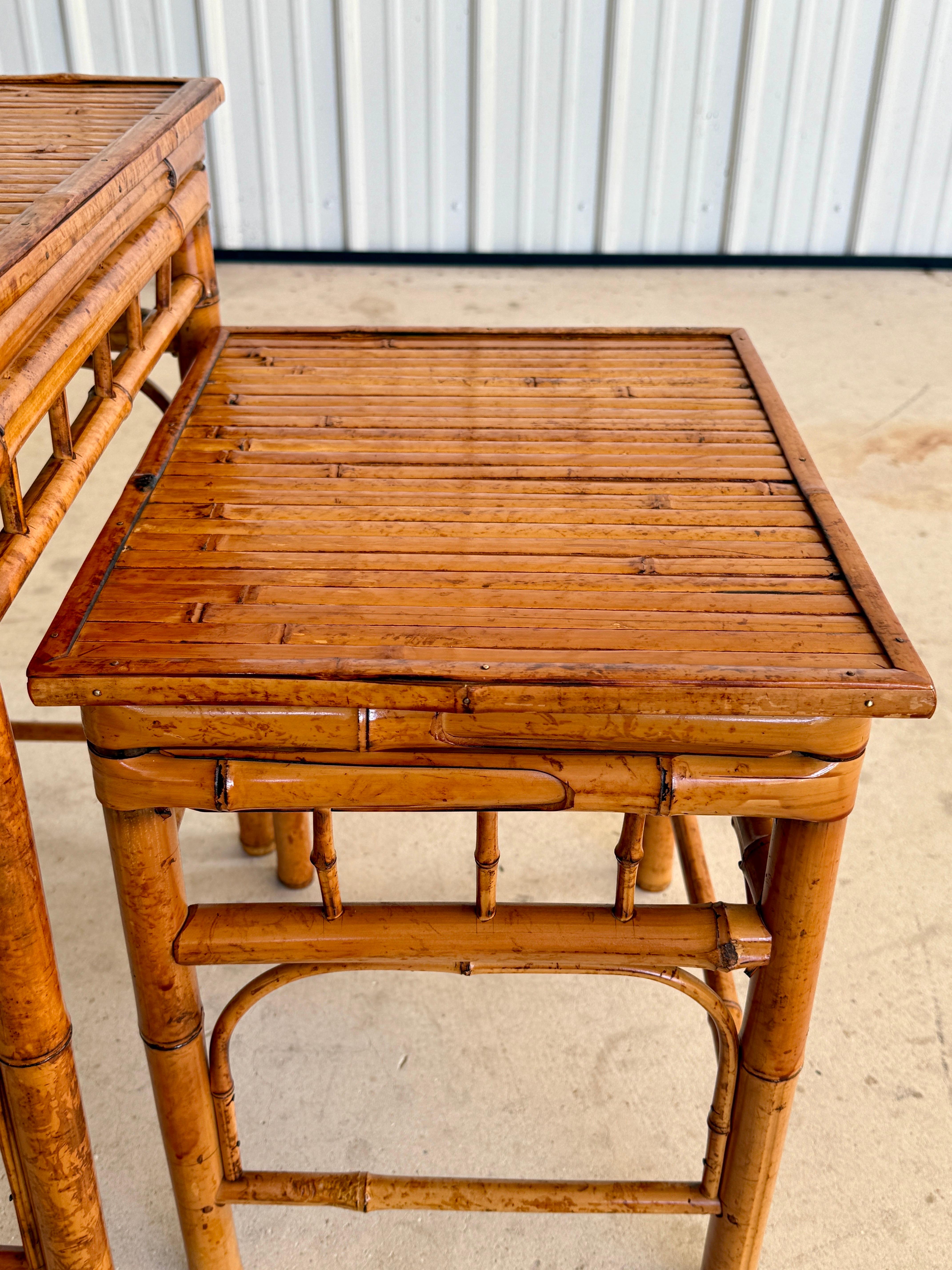 Colonial britannique Tables empilables en bambou brûlé de style côtier du milieu du 20e siècle - jeu de trois en vente