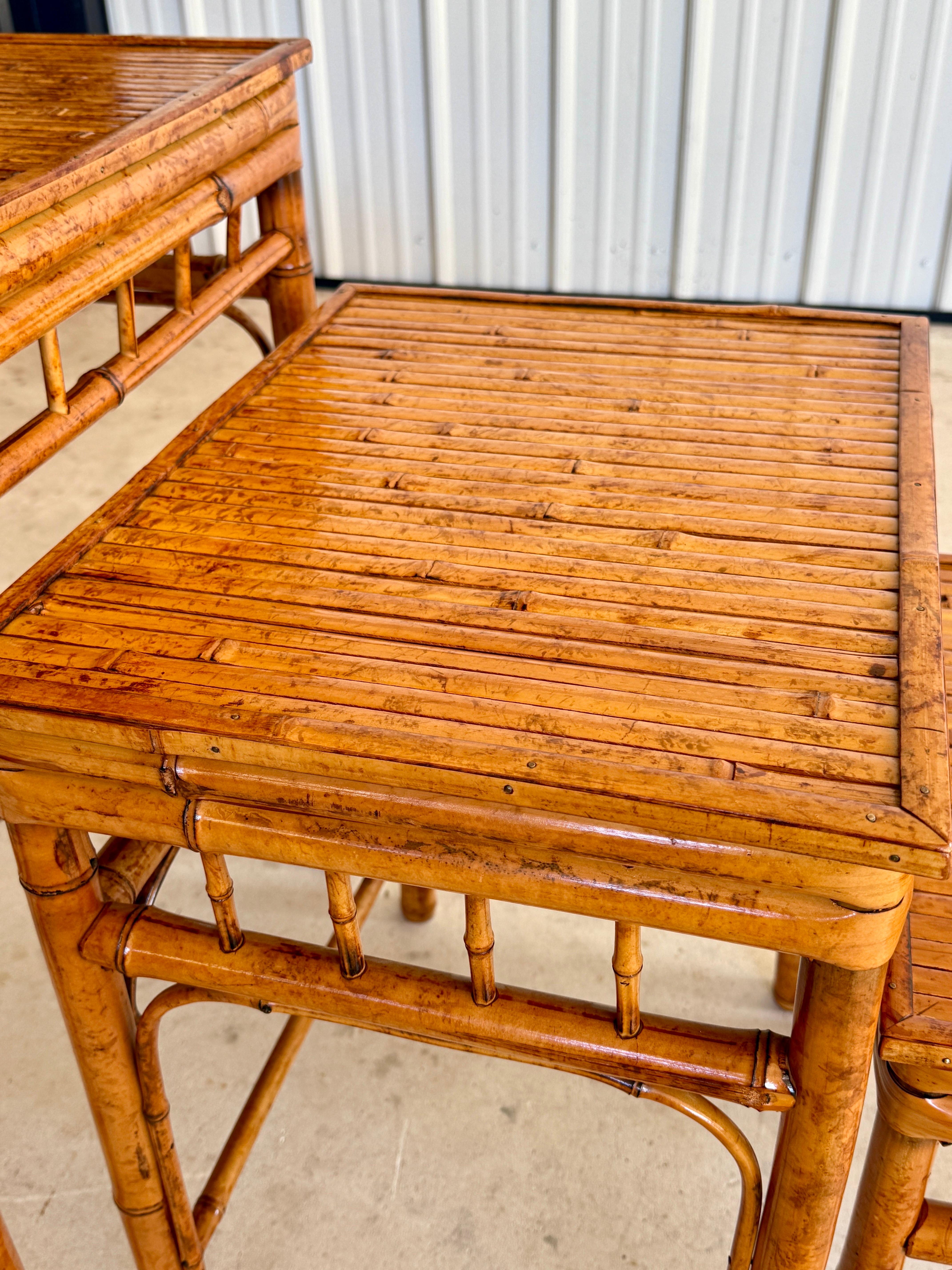 Américain Tables empilables en bambou brûlé de style côtier du milieu du 20e siècle - jeu de trois en vente