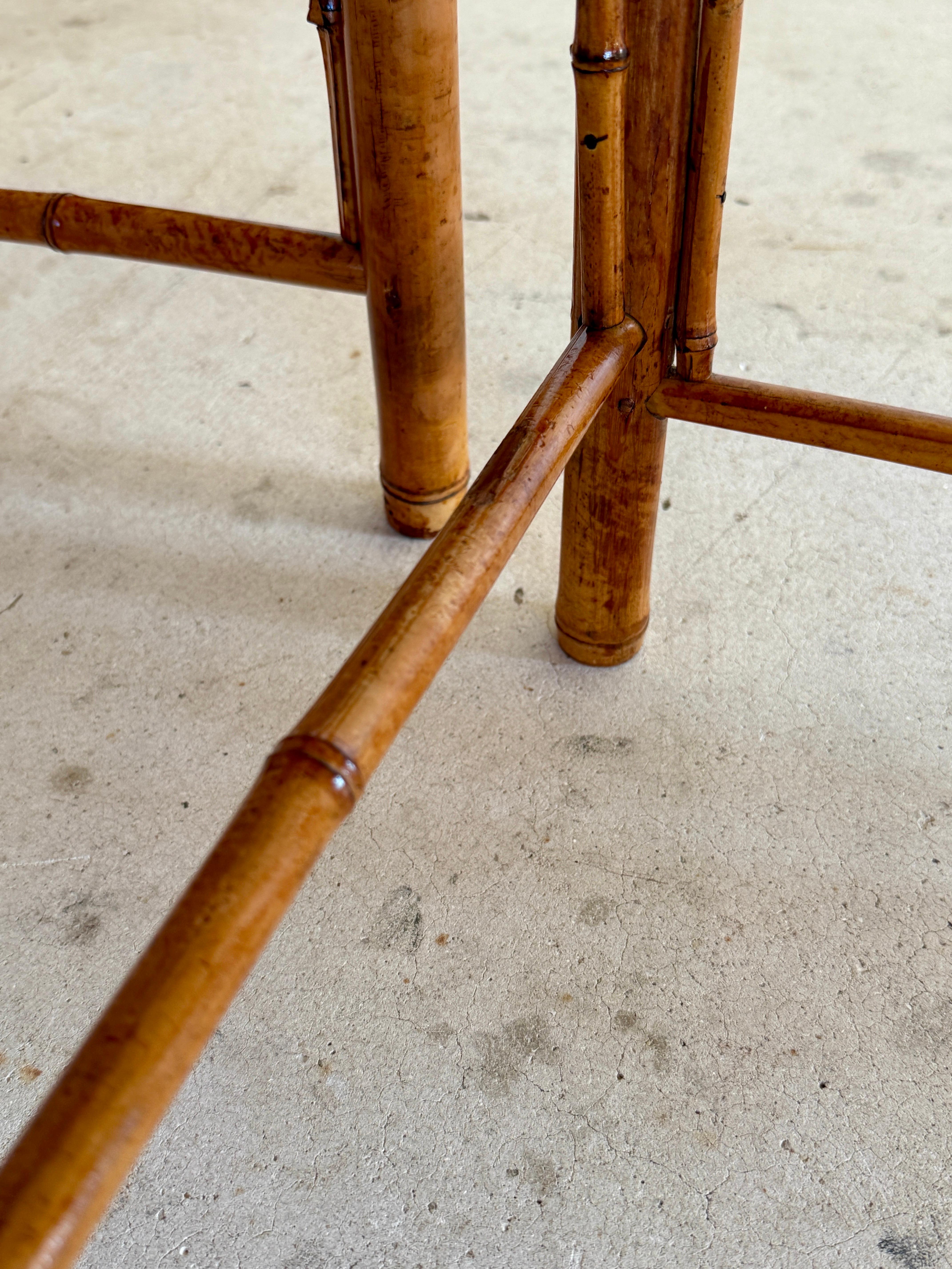 Fait main Tables empilables en bambou brûlé de style côtier du milieu du 20e siècle - jeu de trois en vente