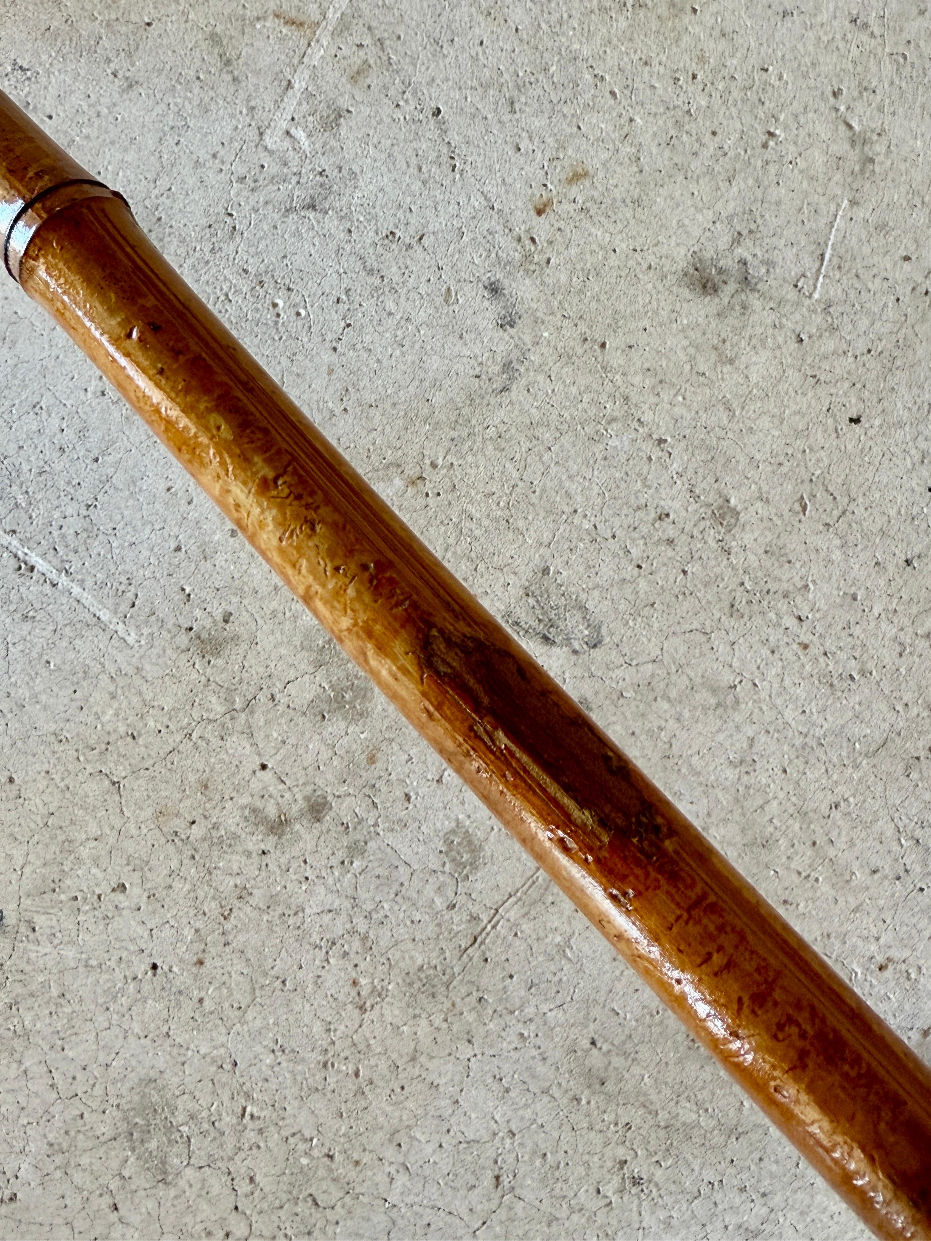 20ième siècle Tables empilables en bambou brûlé de style côtier du milieu du 20e siècle - jeu de trois en vente