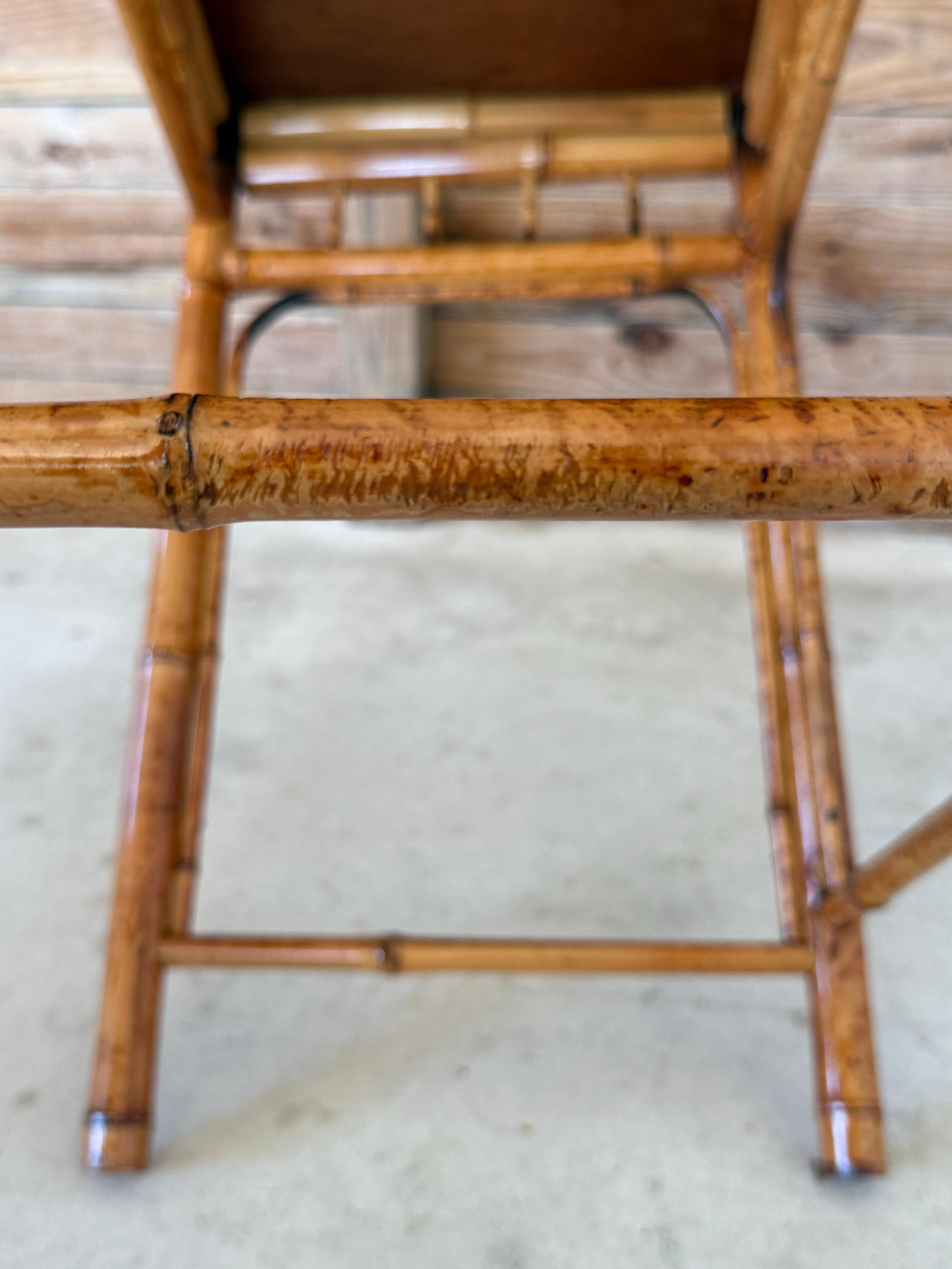 Bambou Tables empilables en bambou brûlé de style côtier du milieu du 20e siècle - jeu de trois en vente