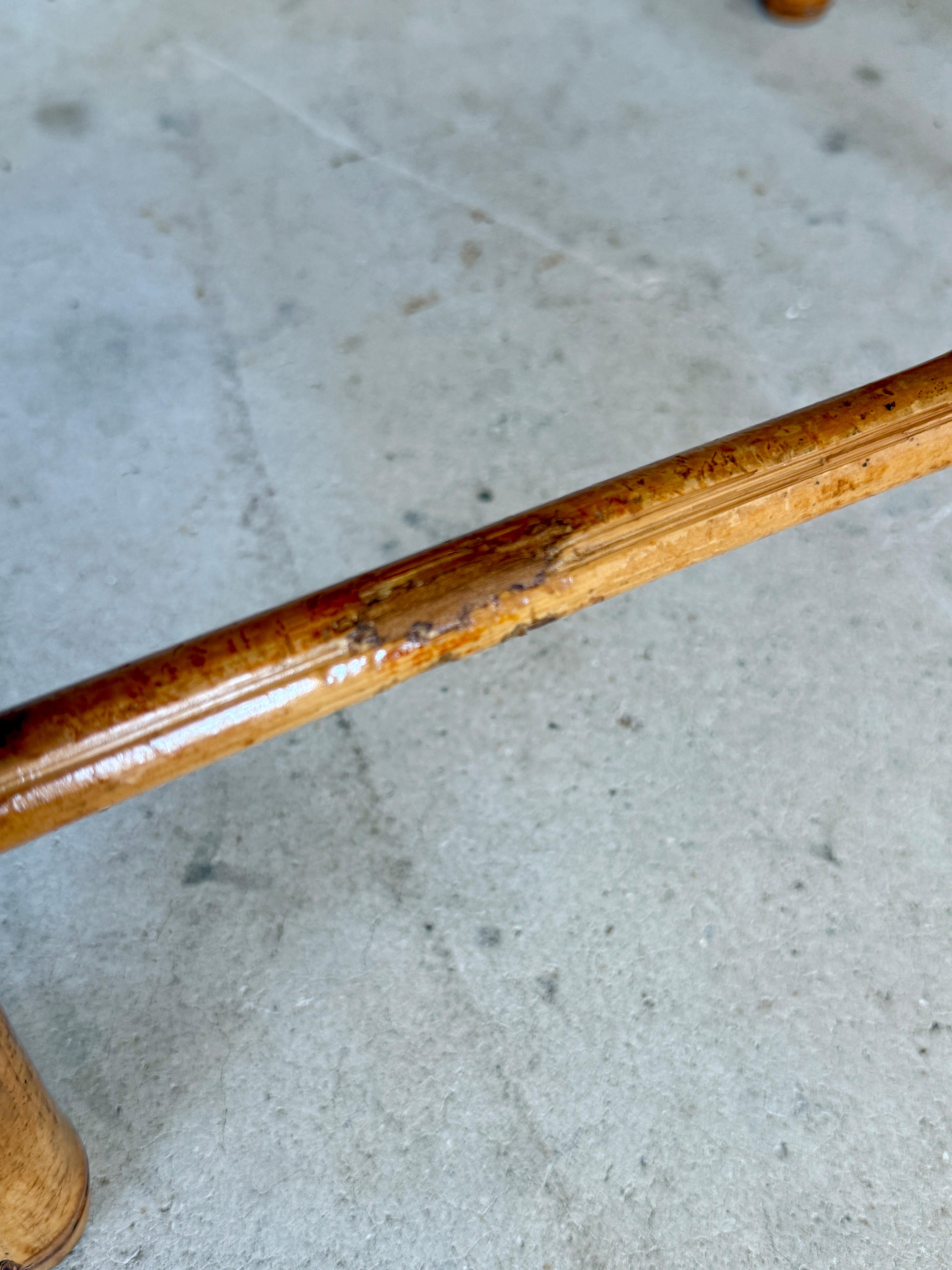 Tables empilables en bambou brûlé de style côtier du milieu du 20e siècle - jeu de trois en vente 1