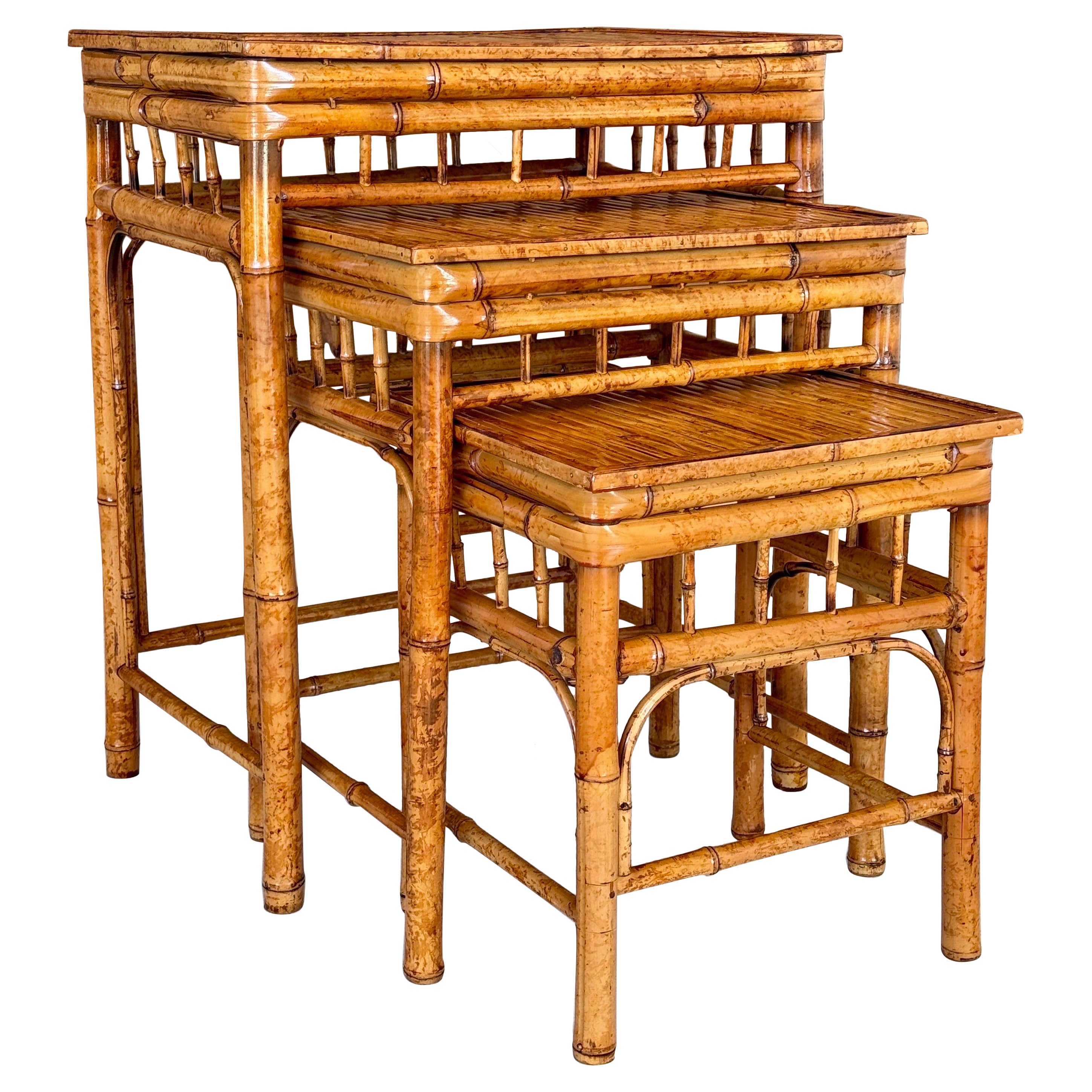 Tables empilables en bambou brûlé de style côtier du milieu du 20e siècle - jeu de trois