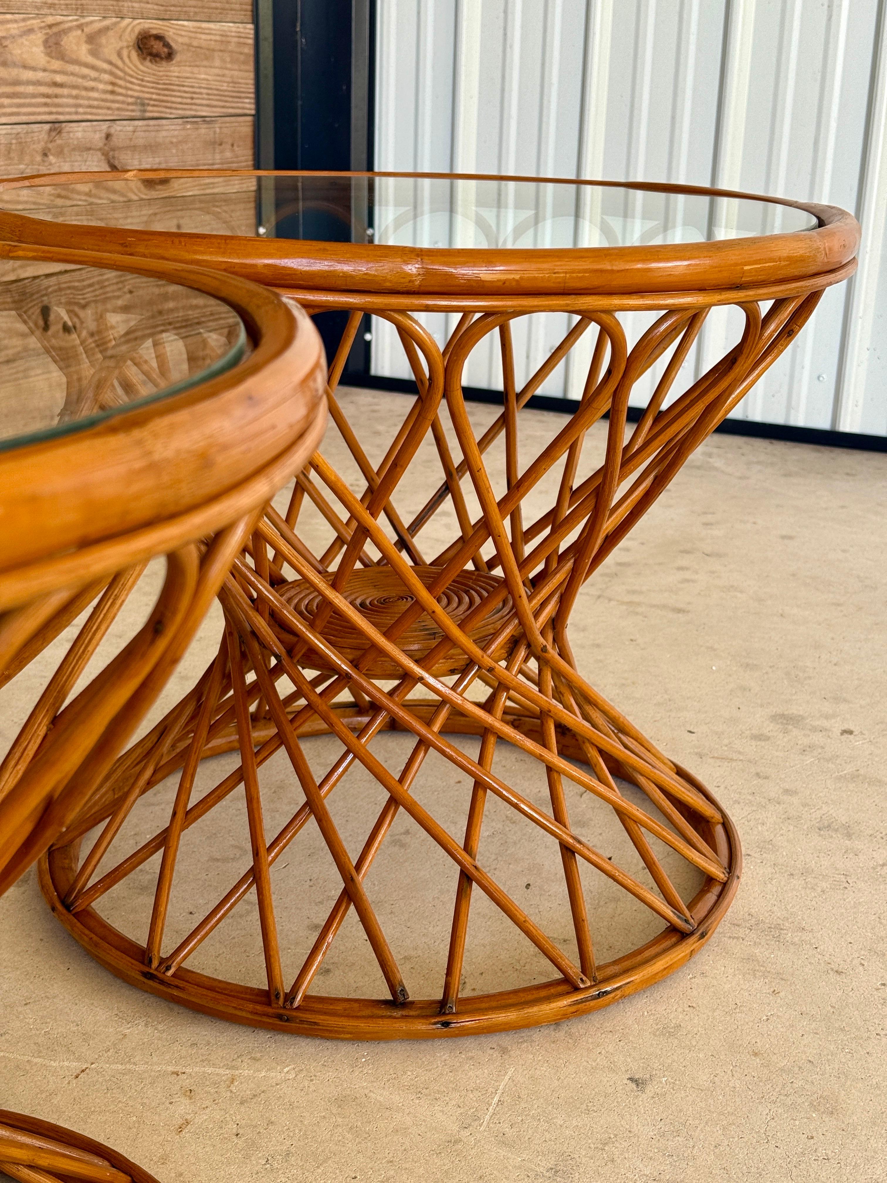 Tables d'appoint en rotin côtier du milieu du 20e siècle - Paire en vente 5