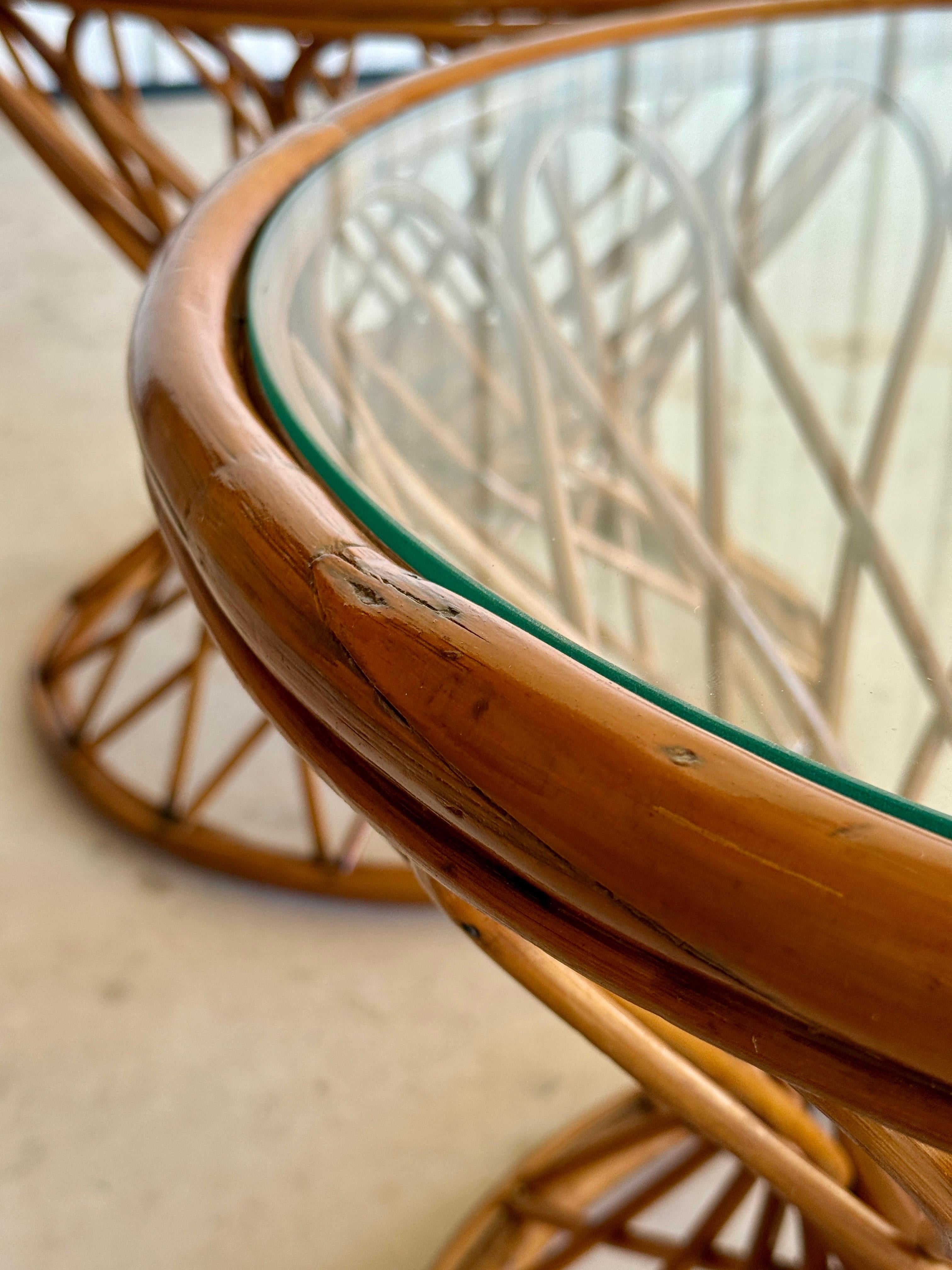 Tables d'appoint en rotin côtier du milieu du 20e siècle - Paire en vente 6