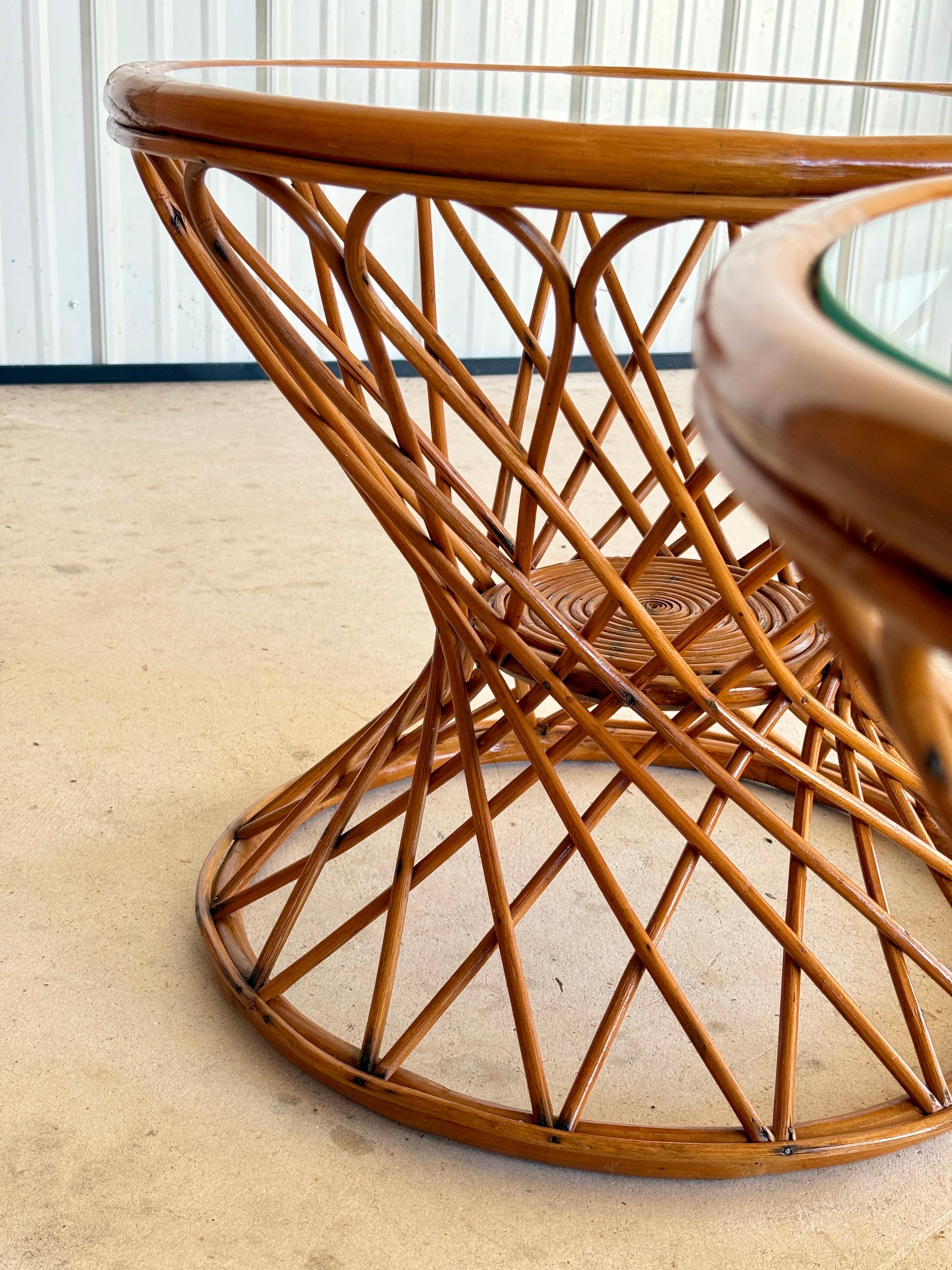 Tables d'appoint en rotin côtier du milieu du 20e siècle - Paire en vente 7