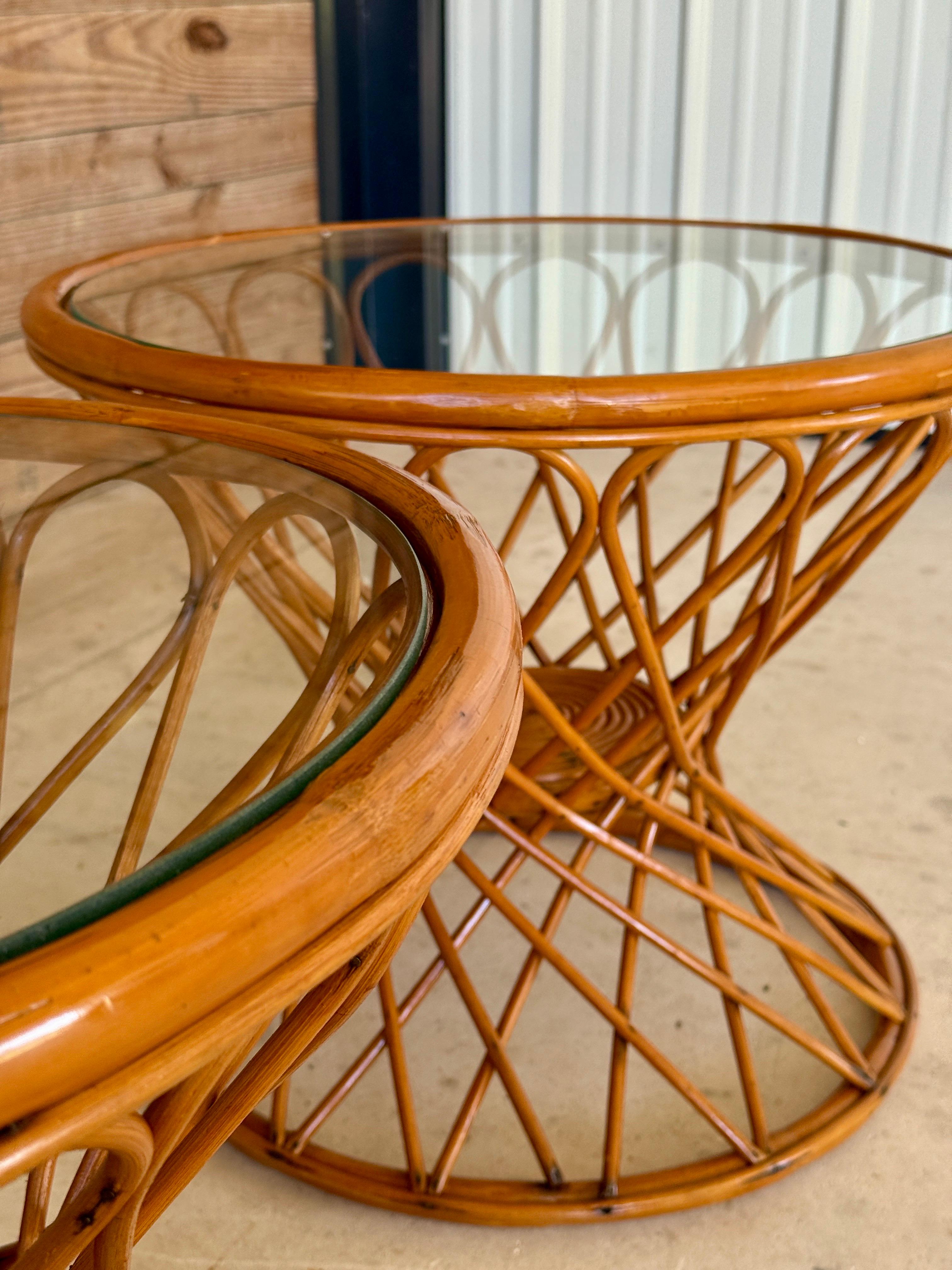Tables d'appoint en rotin côtier du milieu du 20e siècle - Paire Bon état - En vente à North Fort Myers, FL