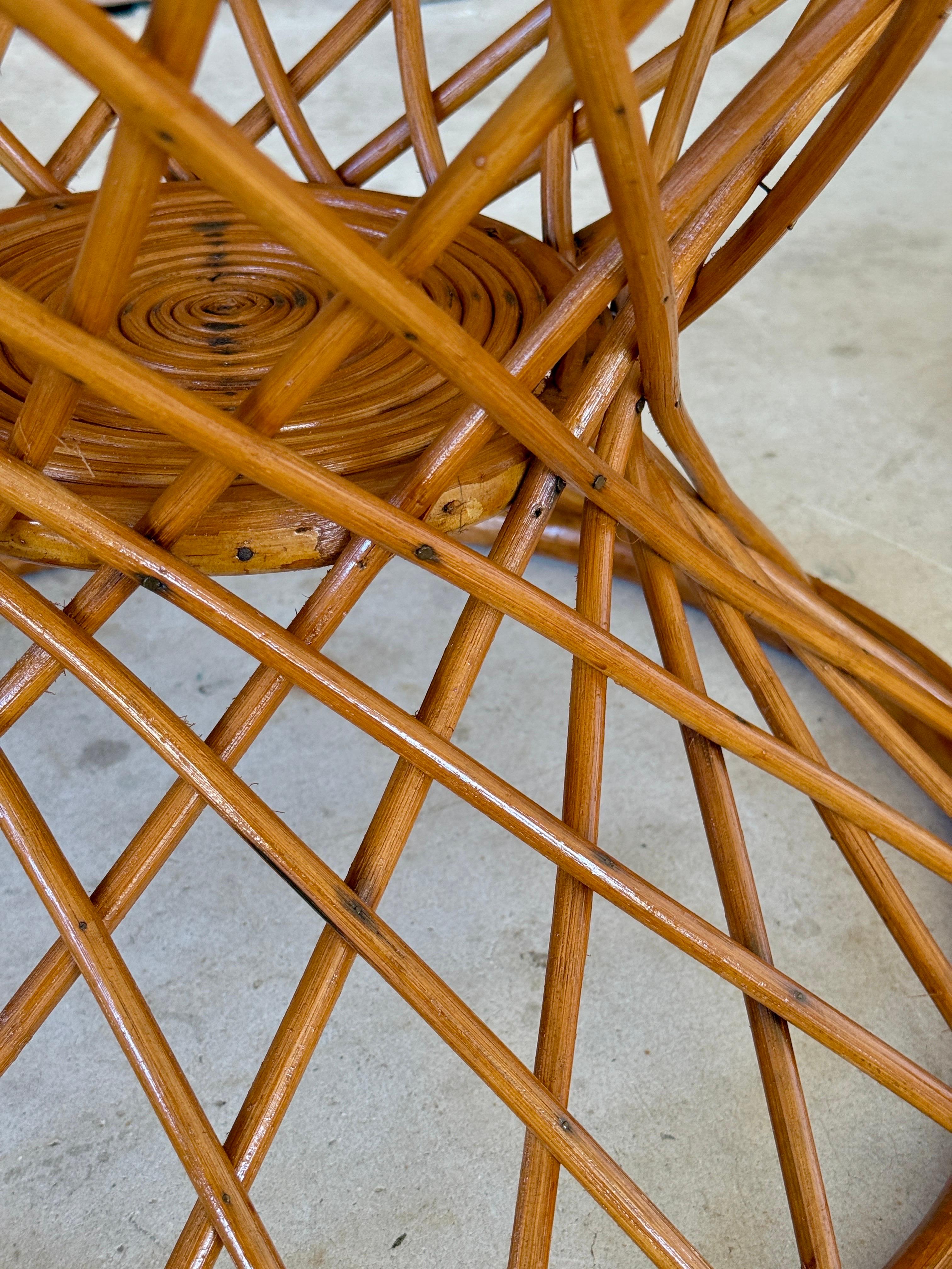 Rotin Tables d'appoint en rotin côtier du milieu du 20e siècle - Paire en vente