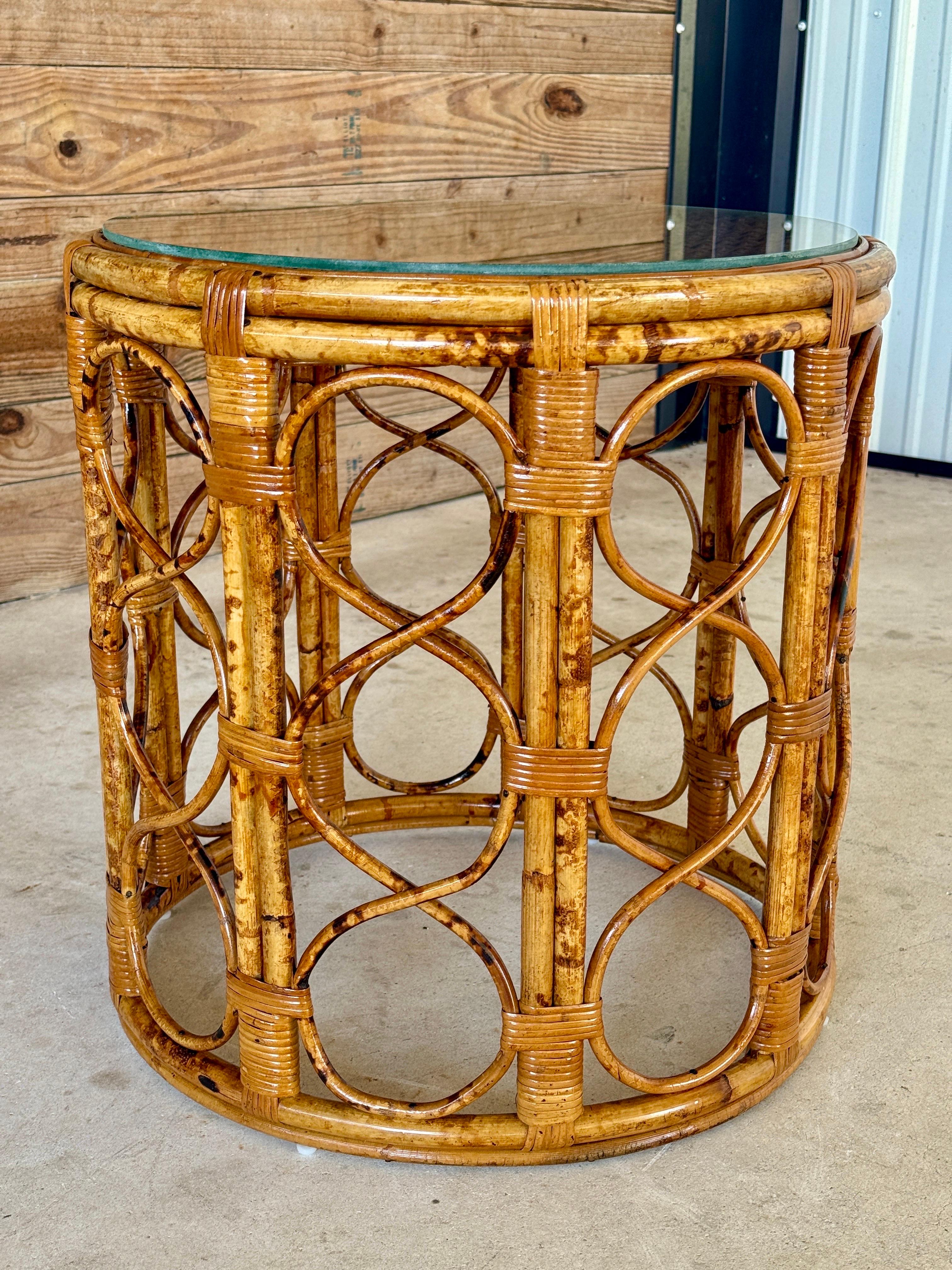 Mesa Auxiliar de Tambor de Caña de Ratán Tortuga Refinada Costera de Mediados del Siglo XX en venta 4
