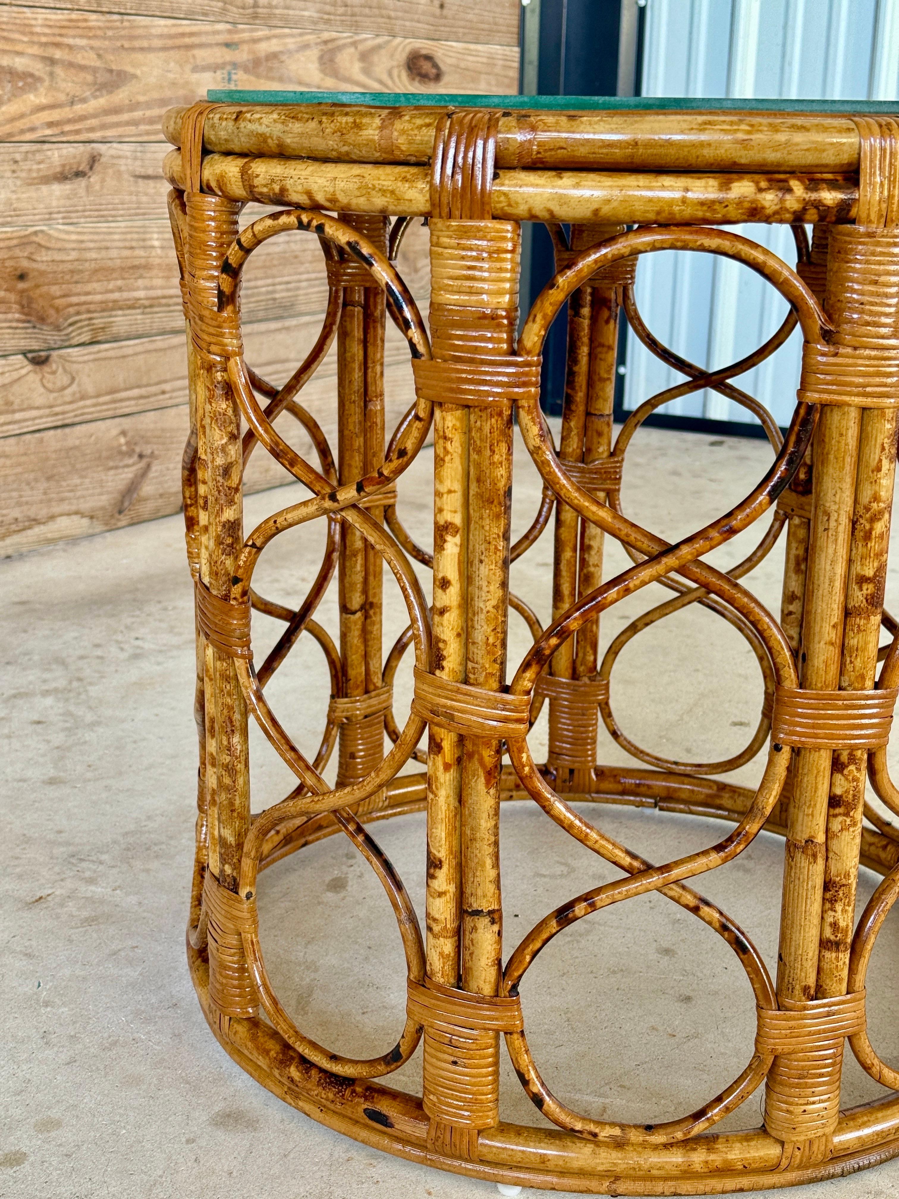 Mesa Auxiliar de Tambor de Caña de Ratán Tortuga Refinada Costera de Mediados del Siglo XX en venta 5