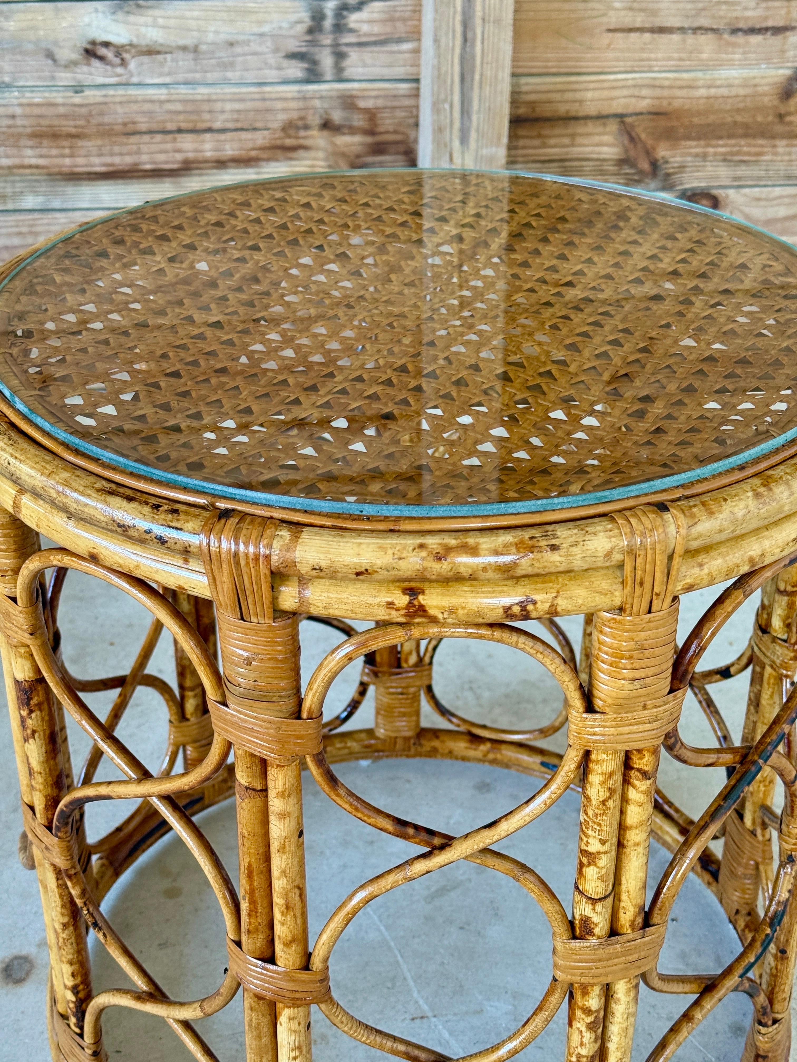 Mesa Auxiliar de Tambor de Caña de Ratán Tortuga Refinada Costera de Mediados del Siglo XX Colonial británico en venta