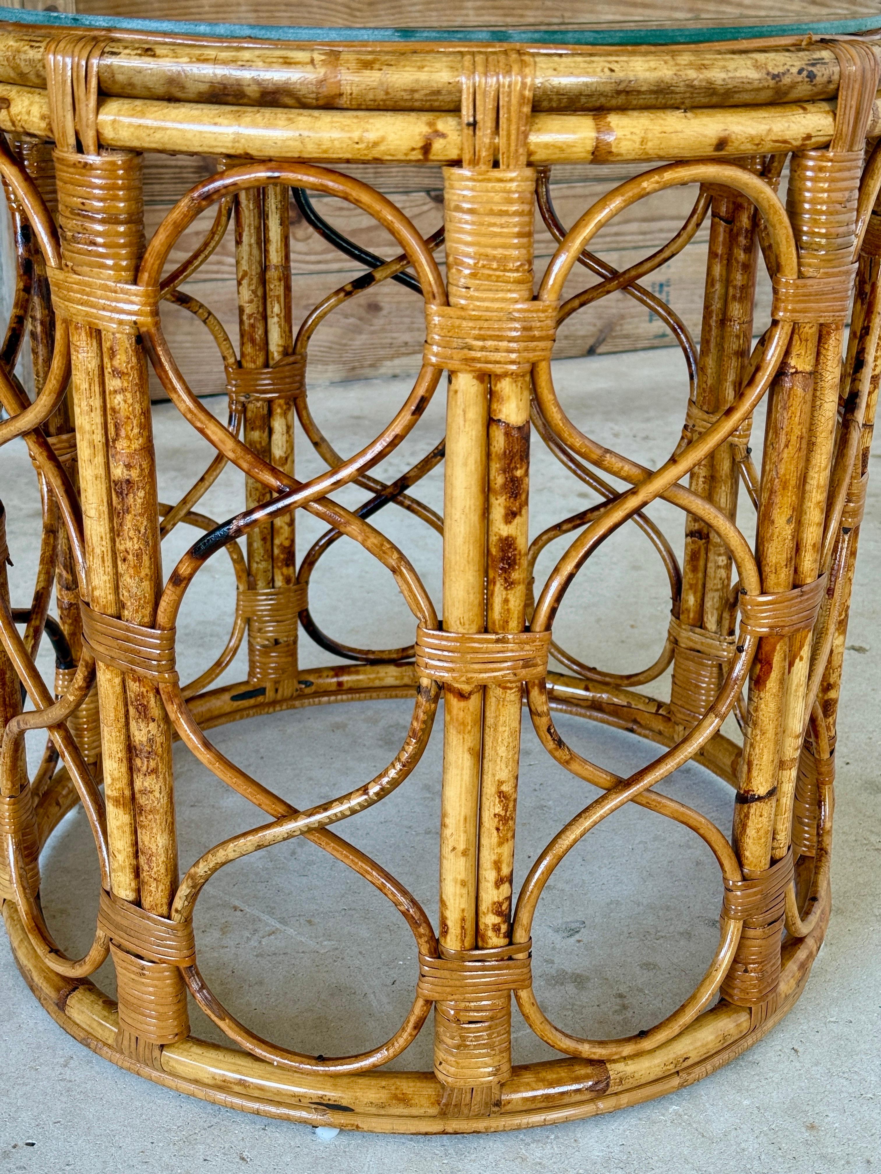 Mesa Auxiliar de Tambor de Caña de Ratán Tortuga Refinada Costera de Mediados del Siglo XX en Bueno estado para la venta en North Fort Myers, FL