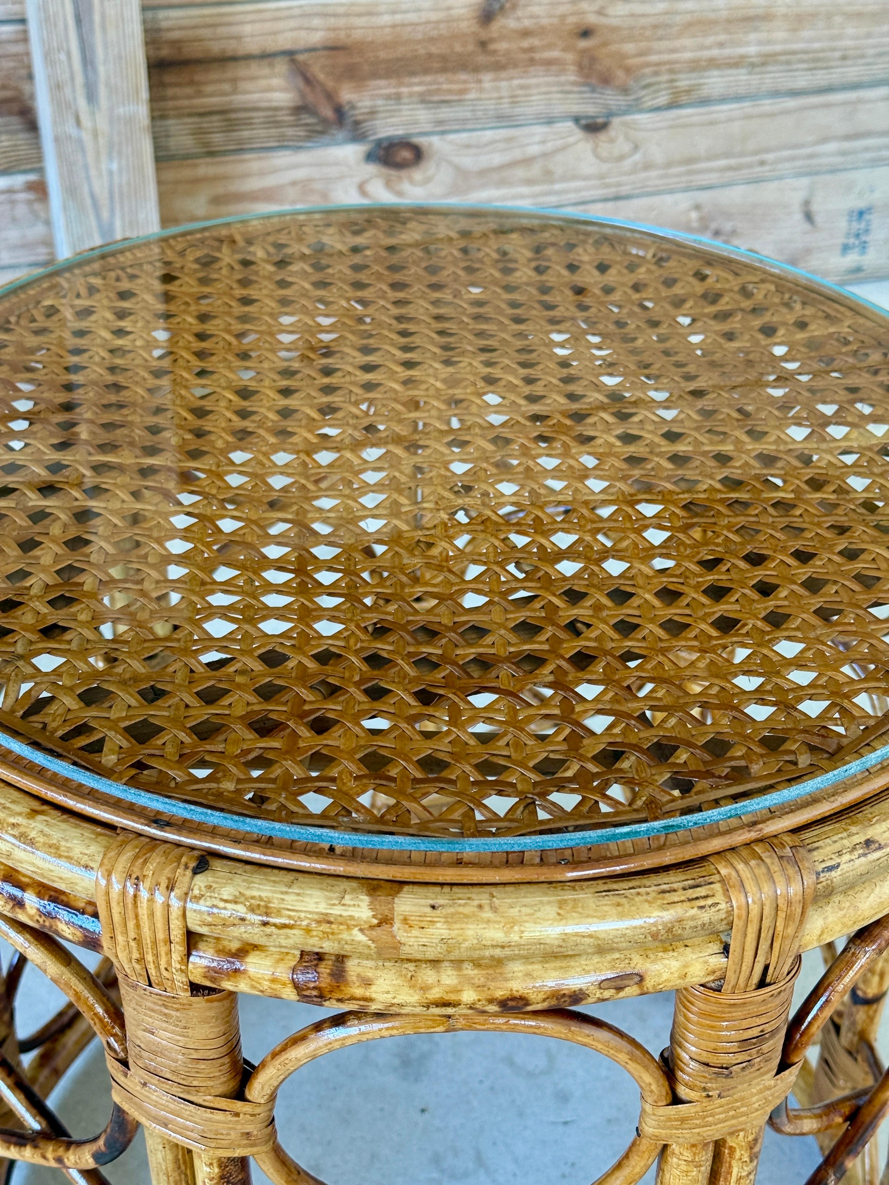 Mesa Auxiliar de Tambor de Caña de Ratán Tortuga Refinada Costera de Mediados del Siglo XX en venta 2