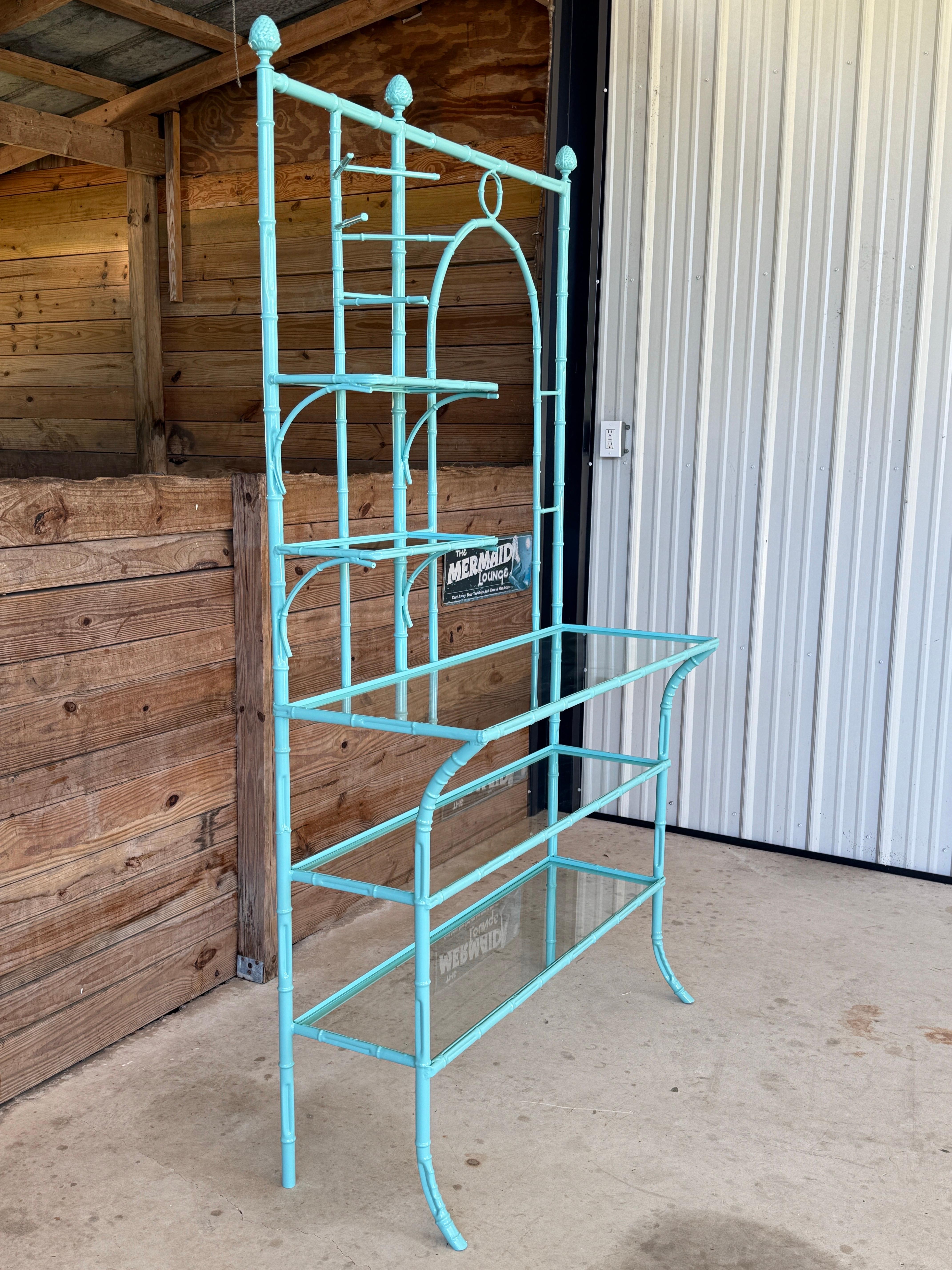 Etagere in metallo di bambù finto turchese della metà del XX secolo Coastal Regency in vendita 7
